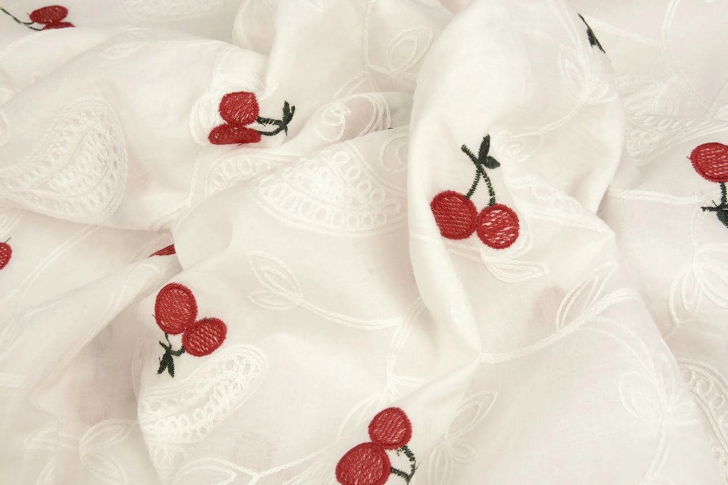 Išsiuvinėta medvilninė medžiaga - vyšnios 110 g/m²