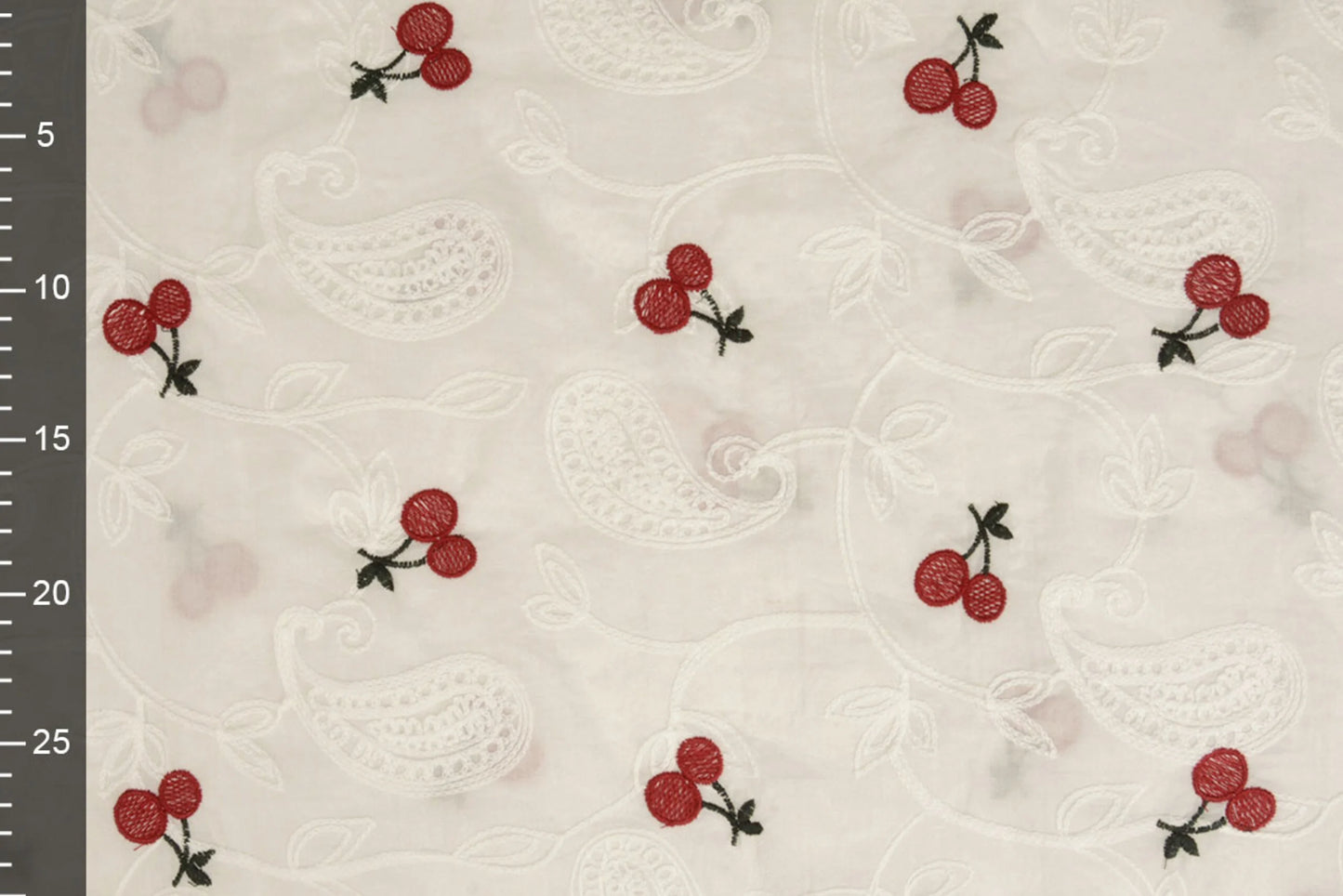 Išsiuvinėta medvilninė medžiaga - vyšnios 110 g/m²