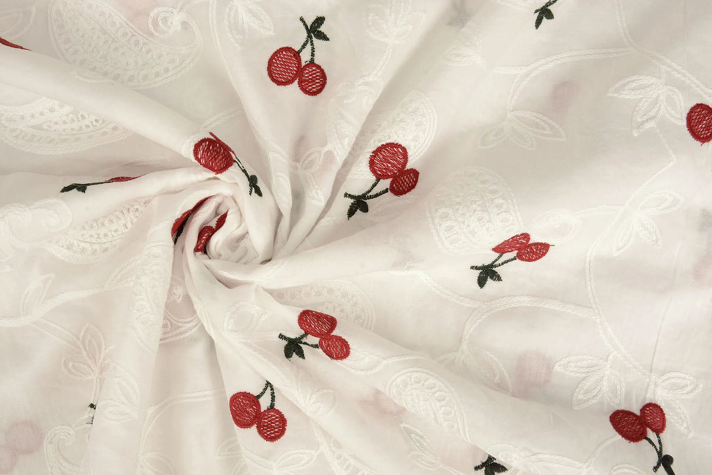 Išsiuvinėta medvilninė medžiaga - vyšnios 110 g/m²