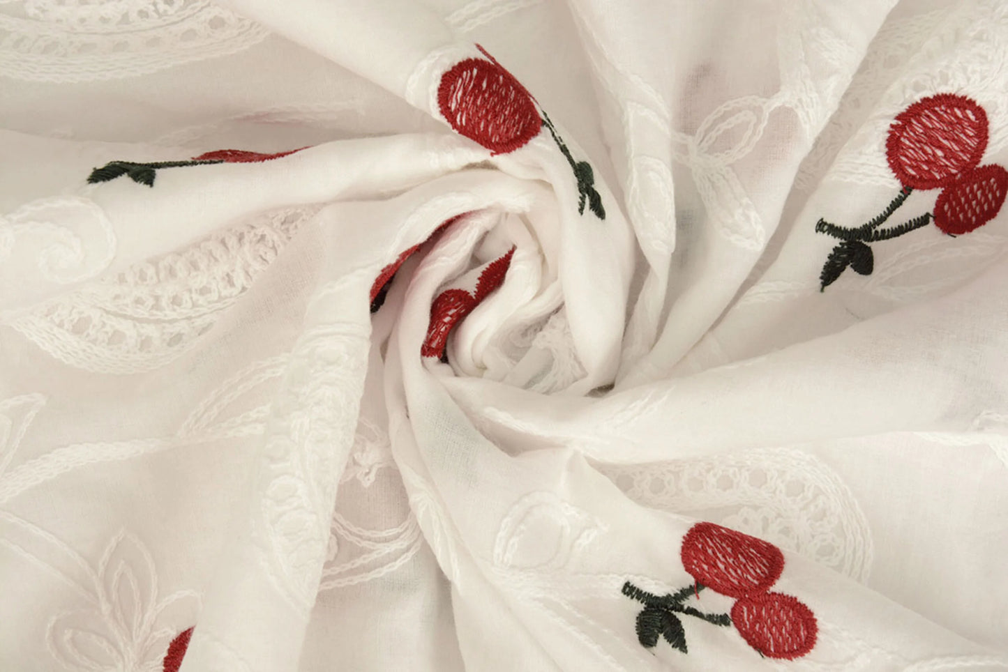 Išsiuvinėta medvilninė medžiaga - vyšnios 110 g/m²