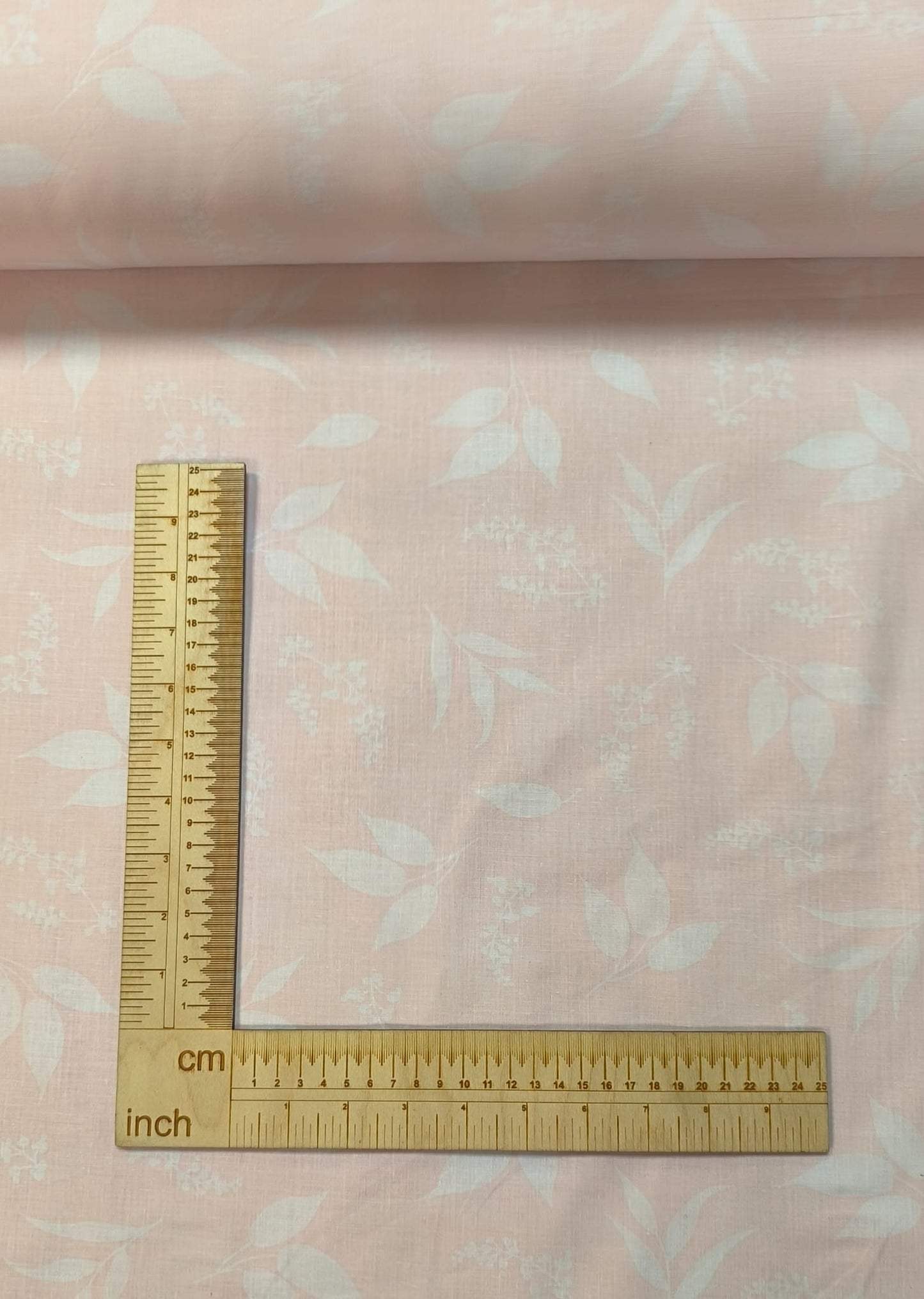 Tissu 100 % coton avec petites feuilles blanches sur fond rose 125 g/m² – disponible chez Šarlotes audumi