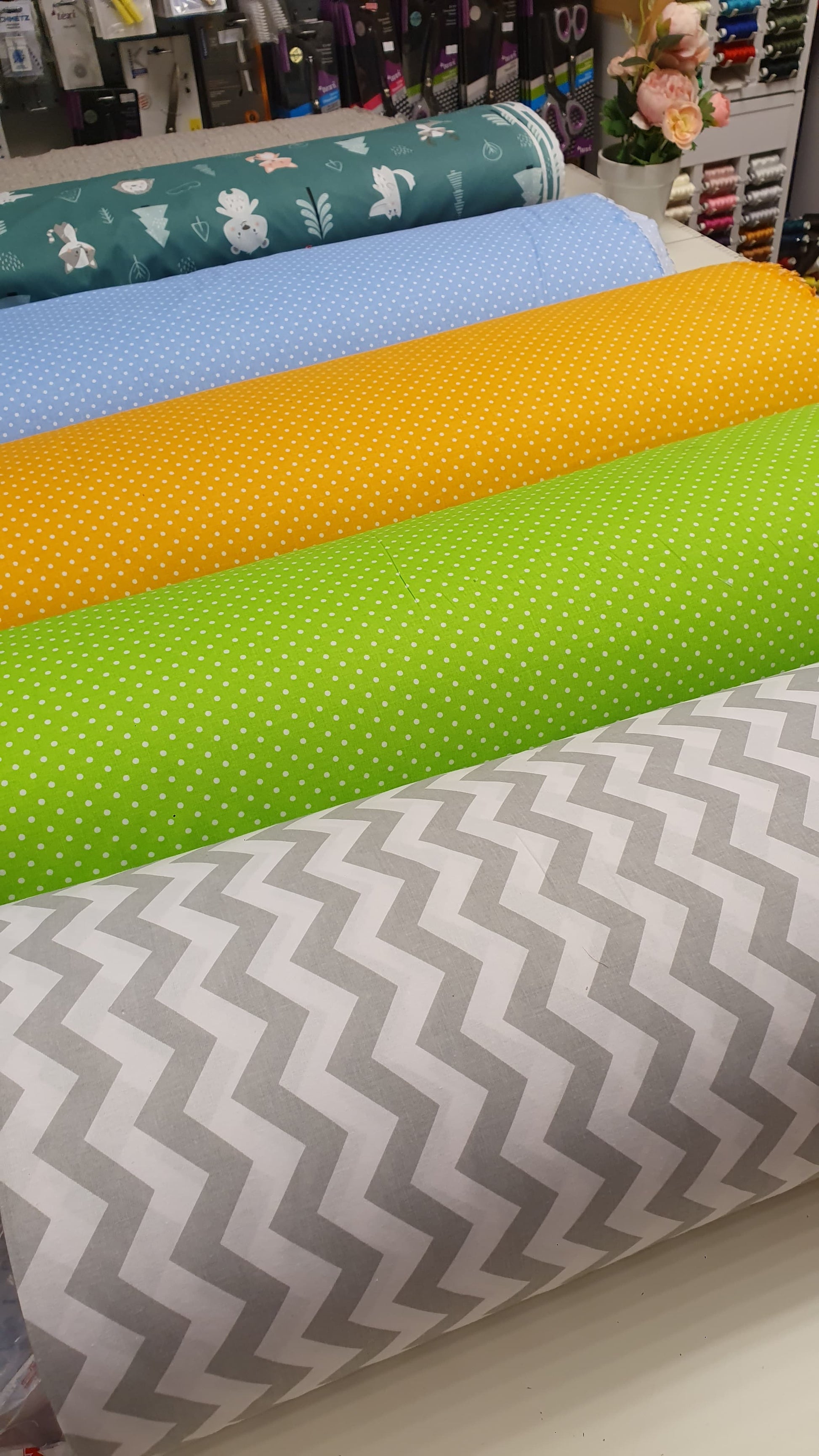 100% Kokvilnas audums - baltas pumpiņas uz zaļa fona (4 mm) 130 g/m²