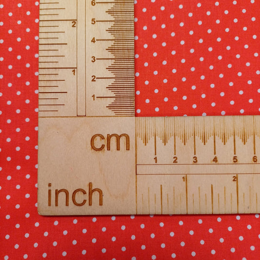 100% Kokvilnas audums - balti punktiÅi uz sarkana fona (3 mm) 130 g/m²