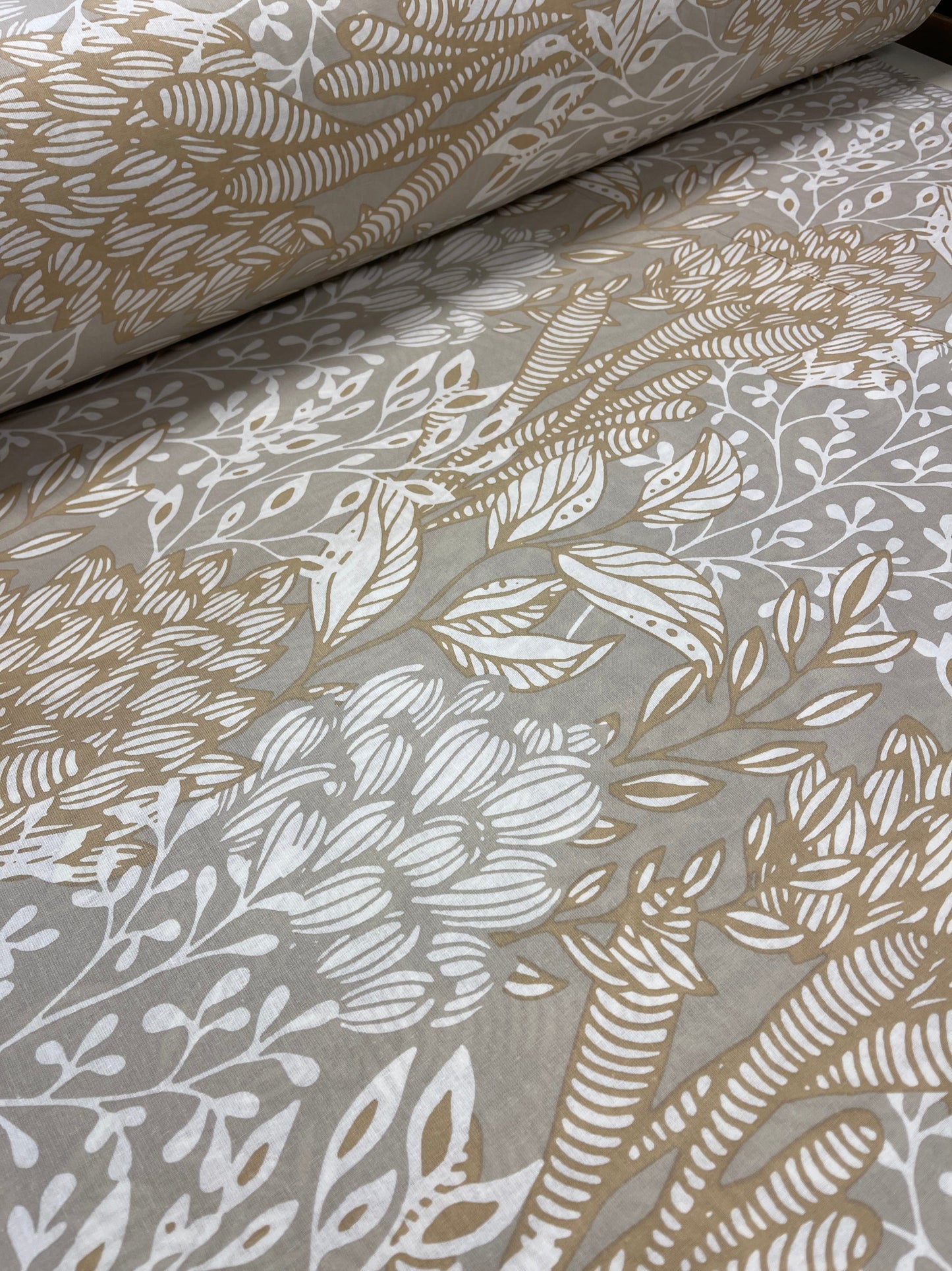 100% Kokvilnas audums - bēšs un balts raksts 220cm 146 g/m²