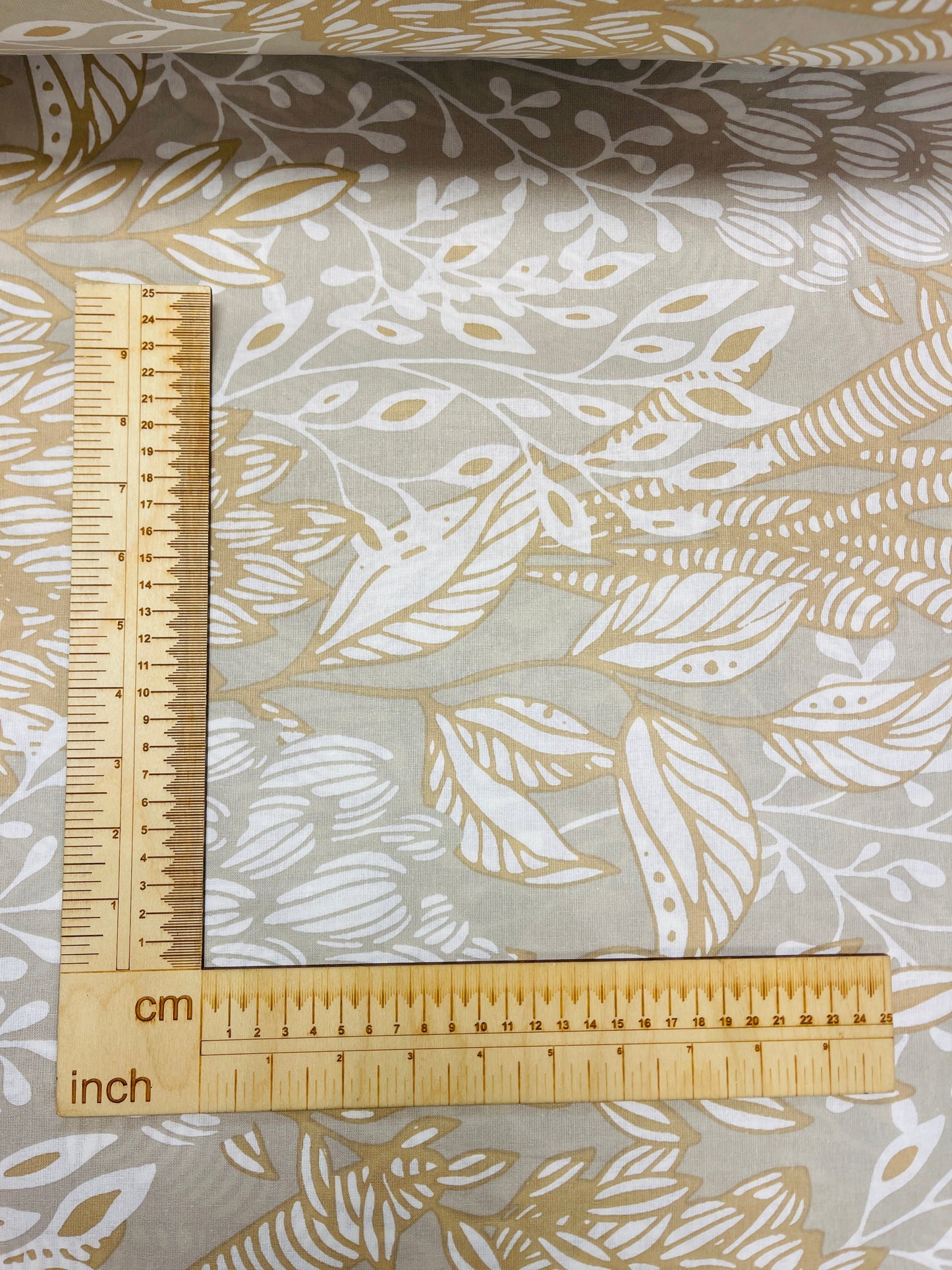 100% Kokvilnas audums - bēšs un balts raksts 220cm 146 g/m²