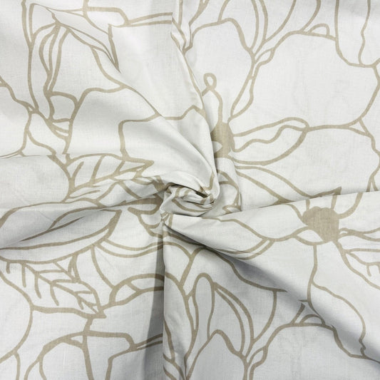 100% Kokvilnas audums - bēšs ziedu raksts uz balta fona 130 g/m²