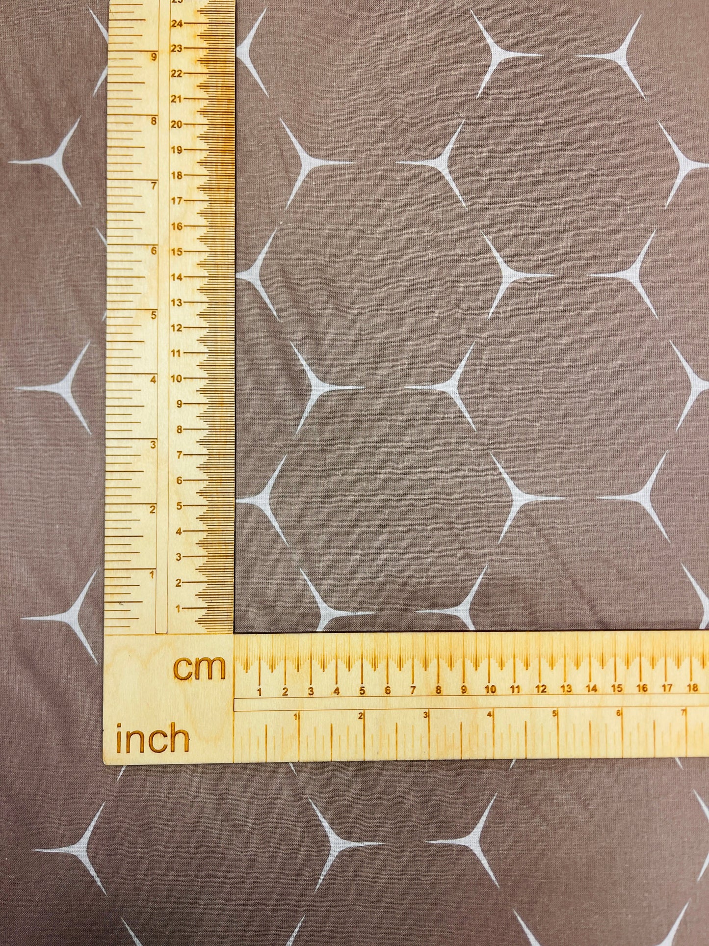 100% Kokvilnas audums - brūns abstrakts raksts 220cm 146 g/m²