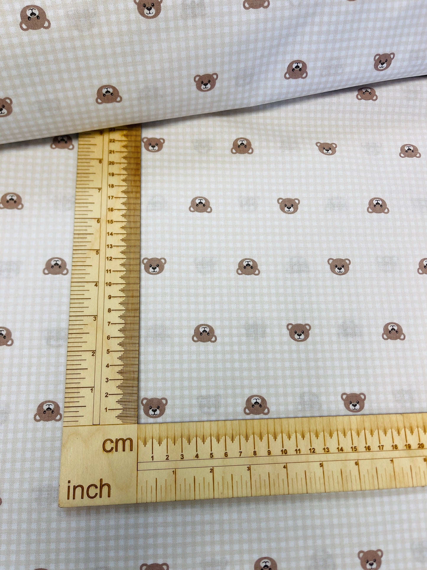 100% Kokvilnas audums - lācīši uz rūtaina fona 125 g/m²