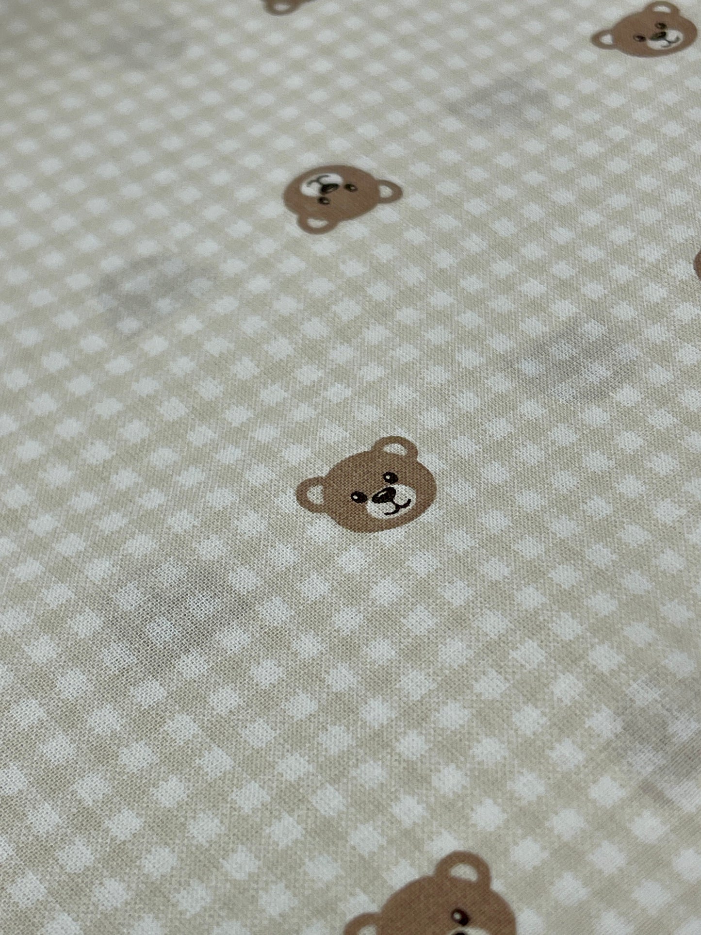 100% Kokvilnas audums - lācīši uz rūtaina fona 125 g/m²