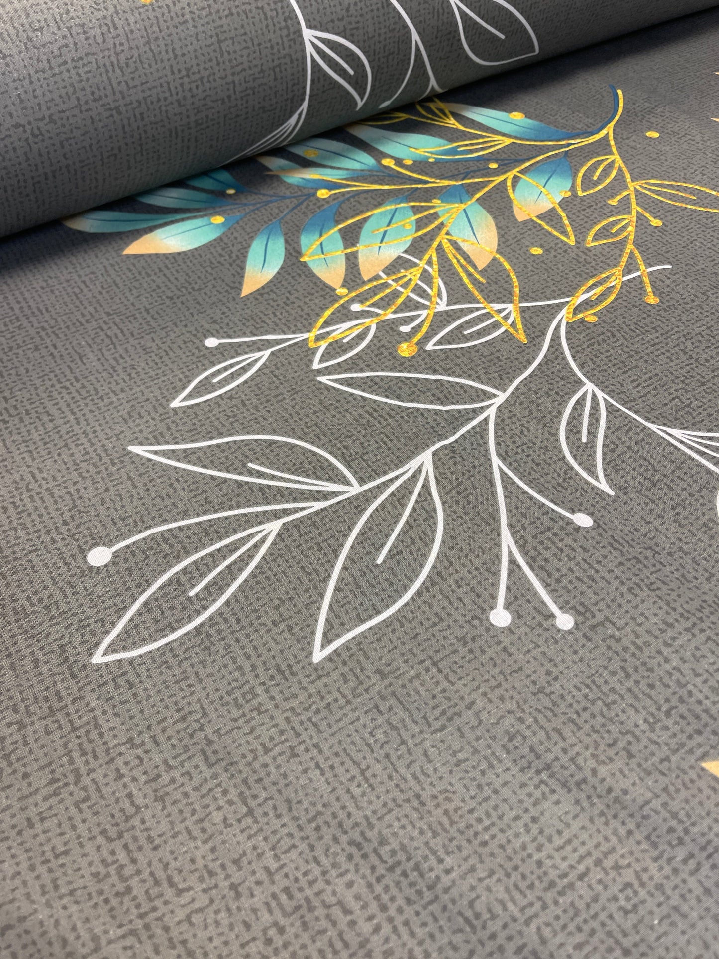 100% Kokvilnas audums - lapas uz pelēka fona 220cm 146 g/m²
