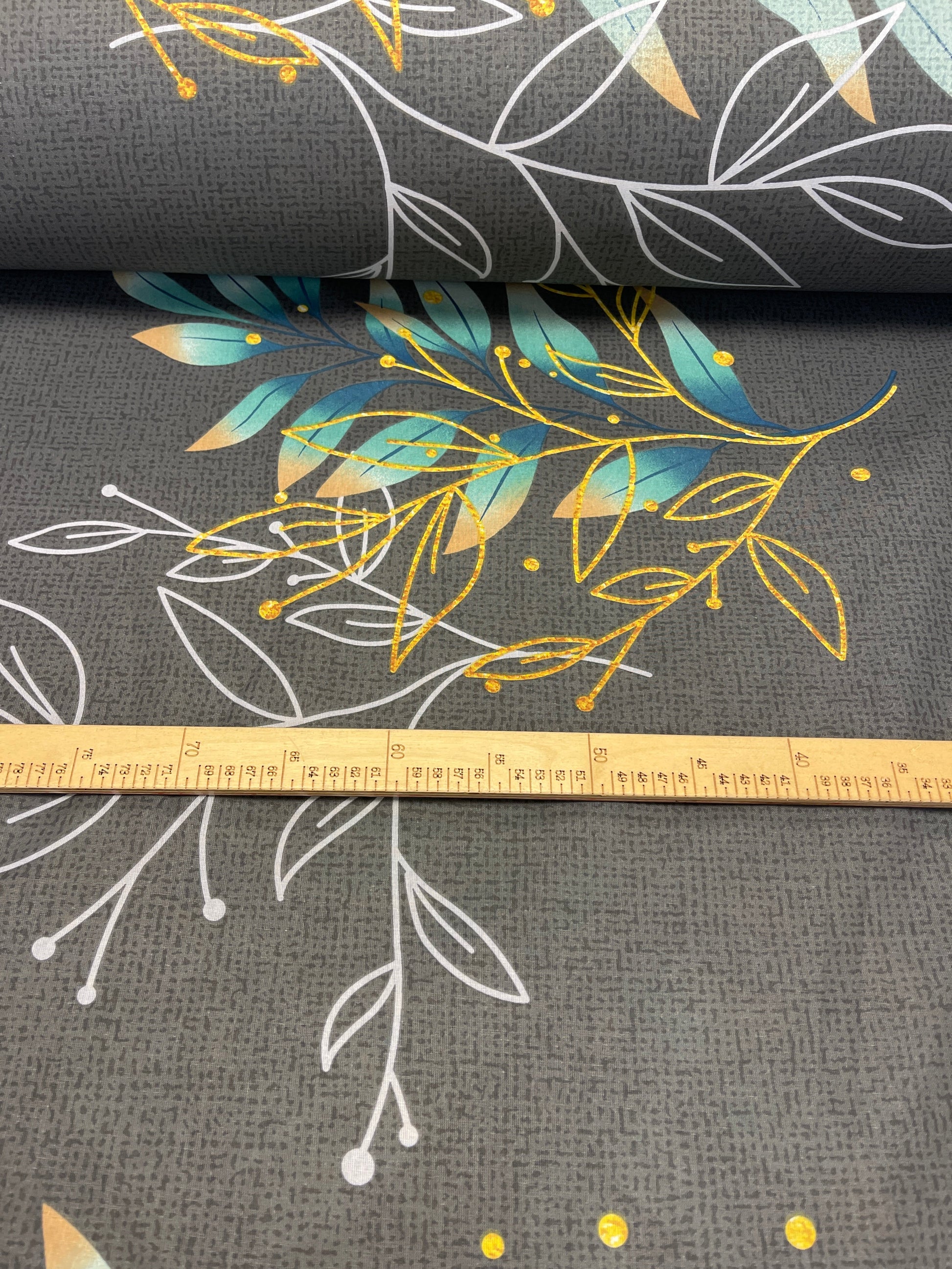 100% Kokvilnas audums - lapas uz pelēka fona 220cm 146 g/m²