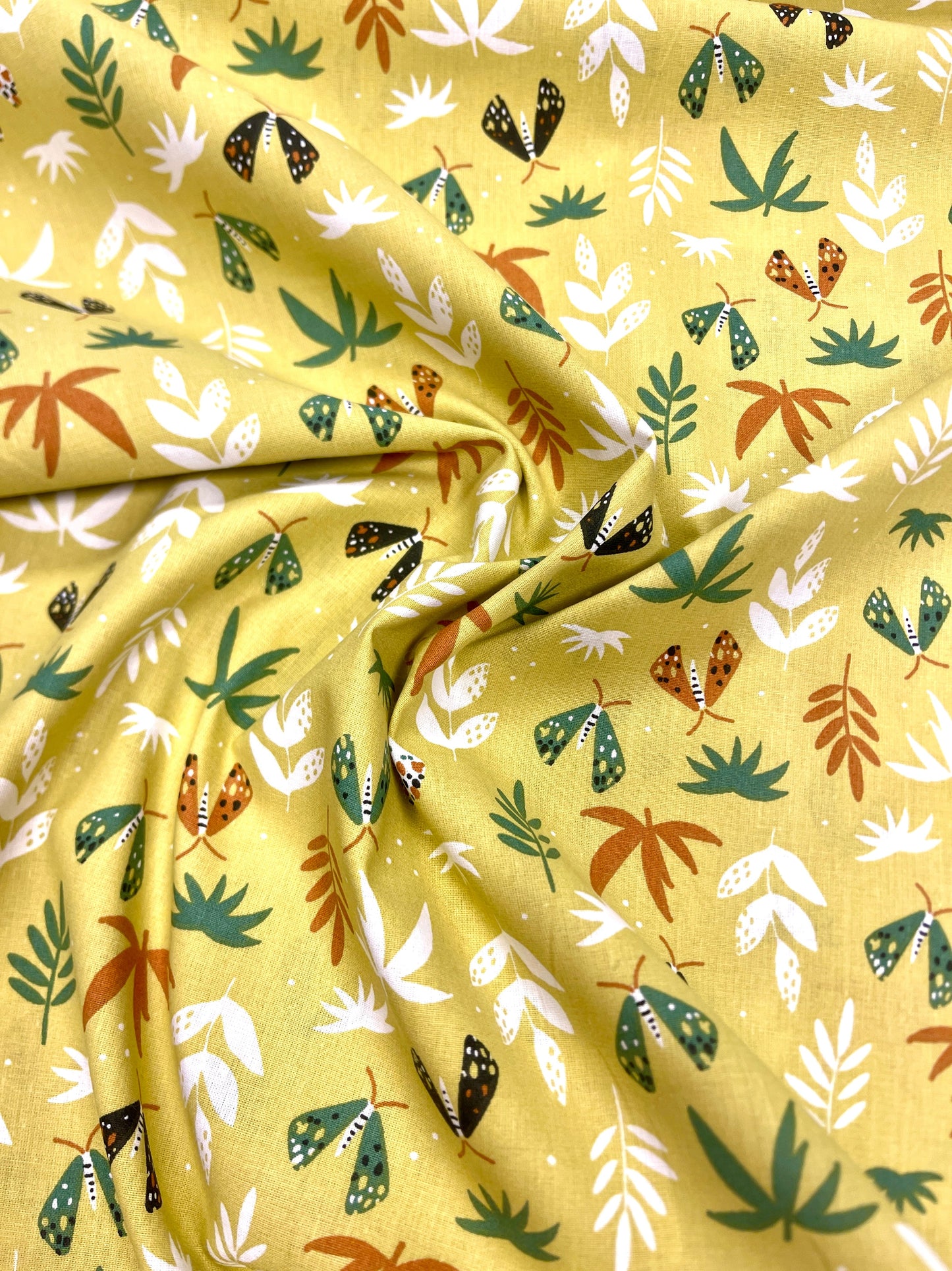 Attēls ar 100% Kokvilnas audums - lapiņas uz dzeltenzaļa fona 125 g/m² – pieejams Šarlotes audumi