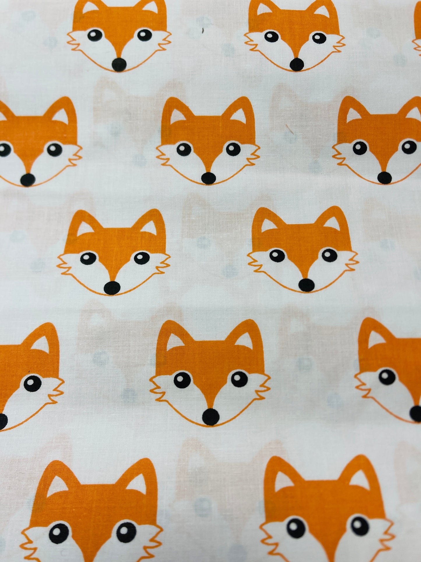 Attēls ar 100% Kokvilnas audums - lapsas 125 g/m² – pieejams Šarlotes audumi