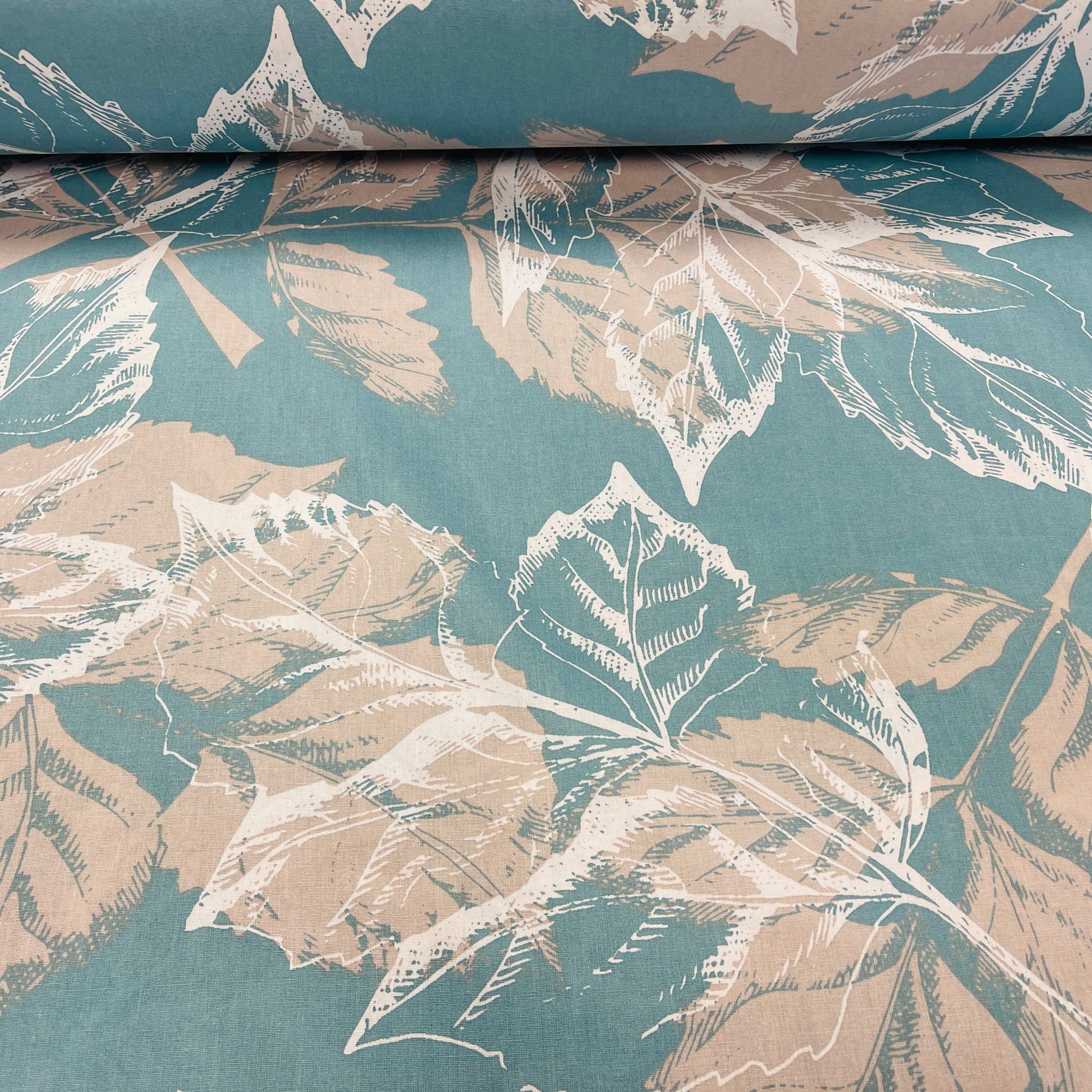 100% Kokvilnas audums - lapu motīvs uz tirkīzzila fona 220cm 146 g/m²