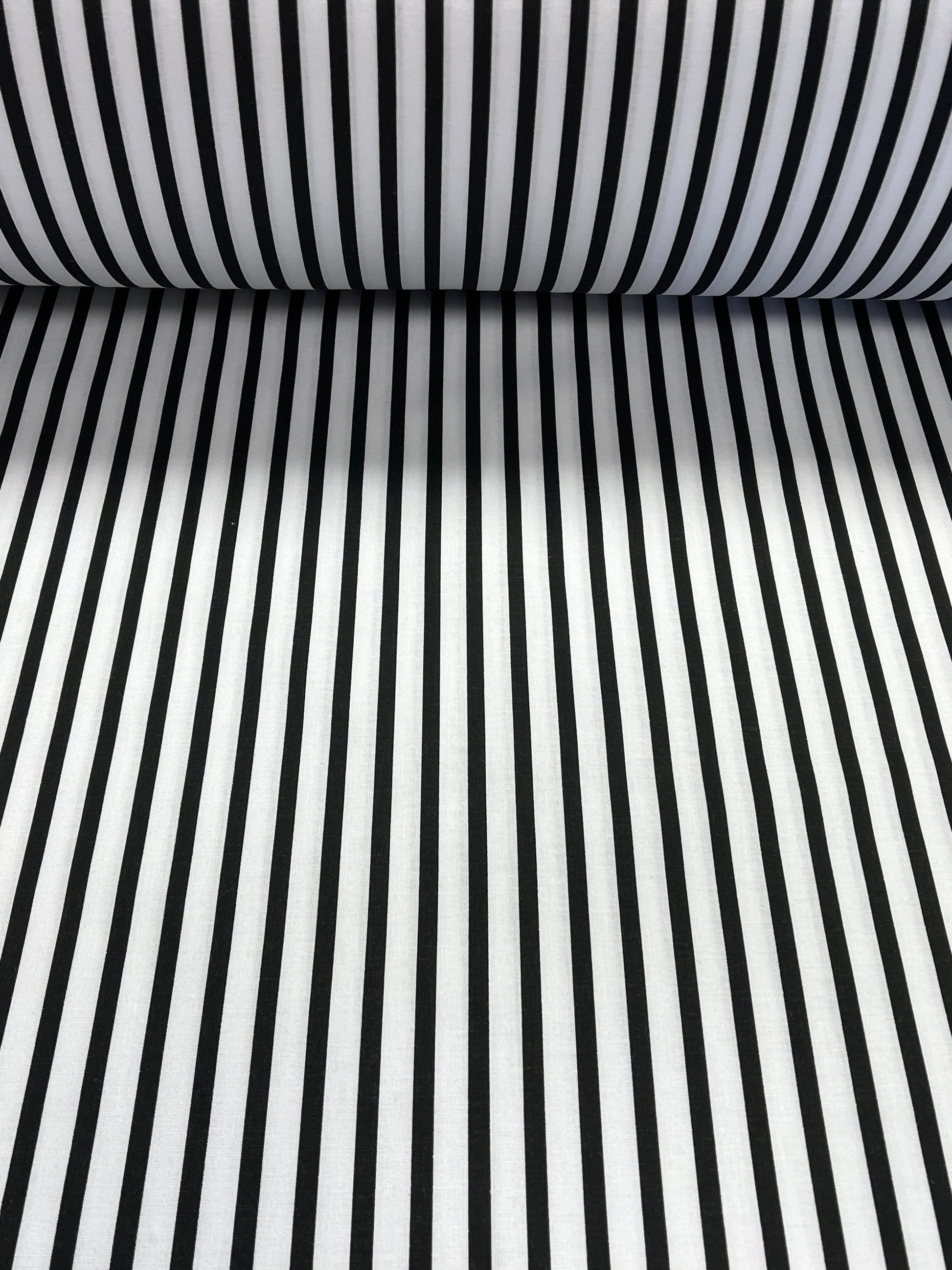 100% Kokvilnas audums - melnbaltas līnijas 125 g/m²