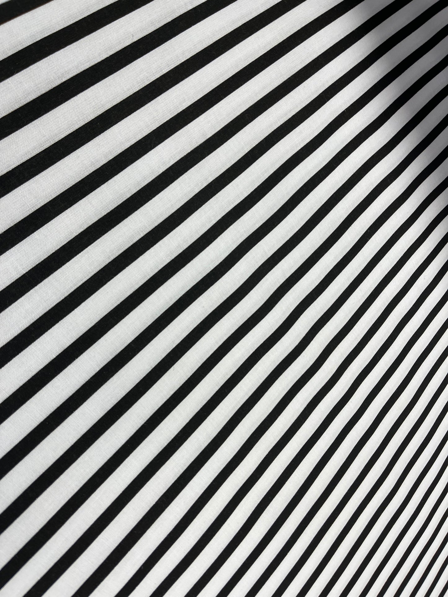 100% Kokvilnas audums - melnbaltas līnijas 125 g/m²