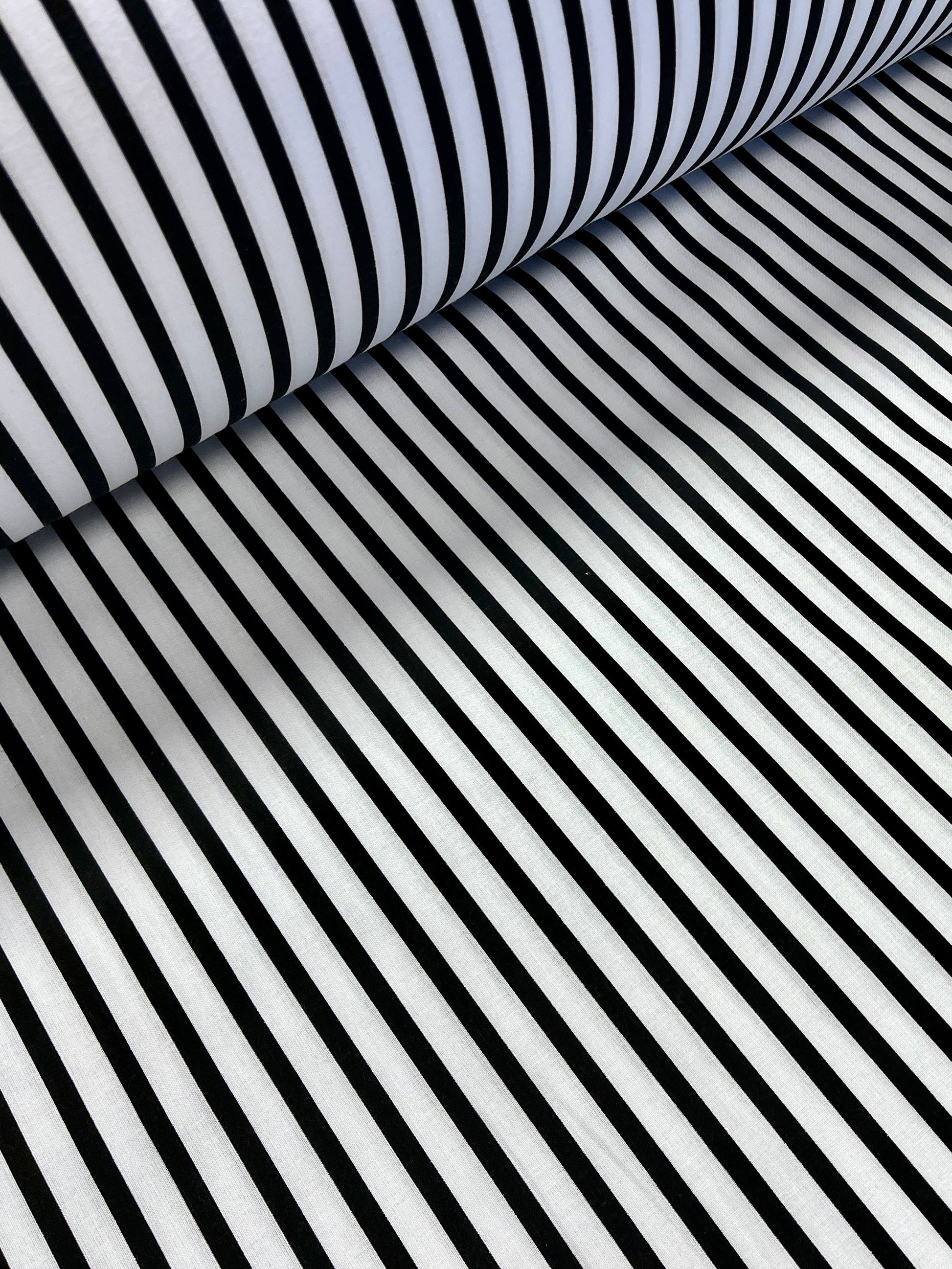 100% Kokvilnas audums - melnbaltas līnijas 125 g/m²