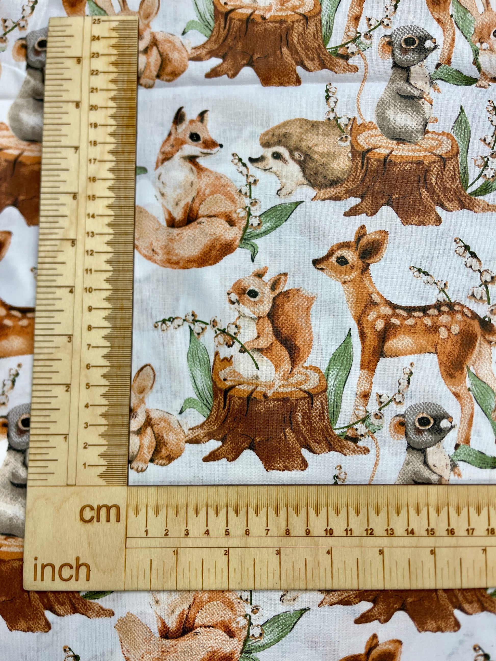 100% Kokvilnas audums - meža dzīvnieki brūnos toņos 125 g/m²