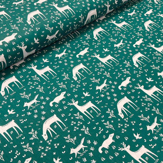 100% kokvilnas audums - meža zvÄri uz tumÅ”i zaļa fona 115 g/m²