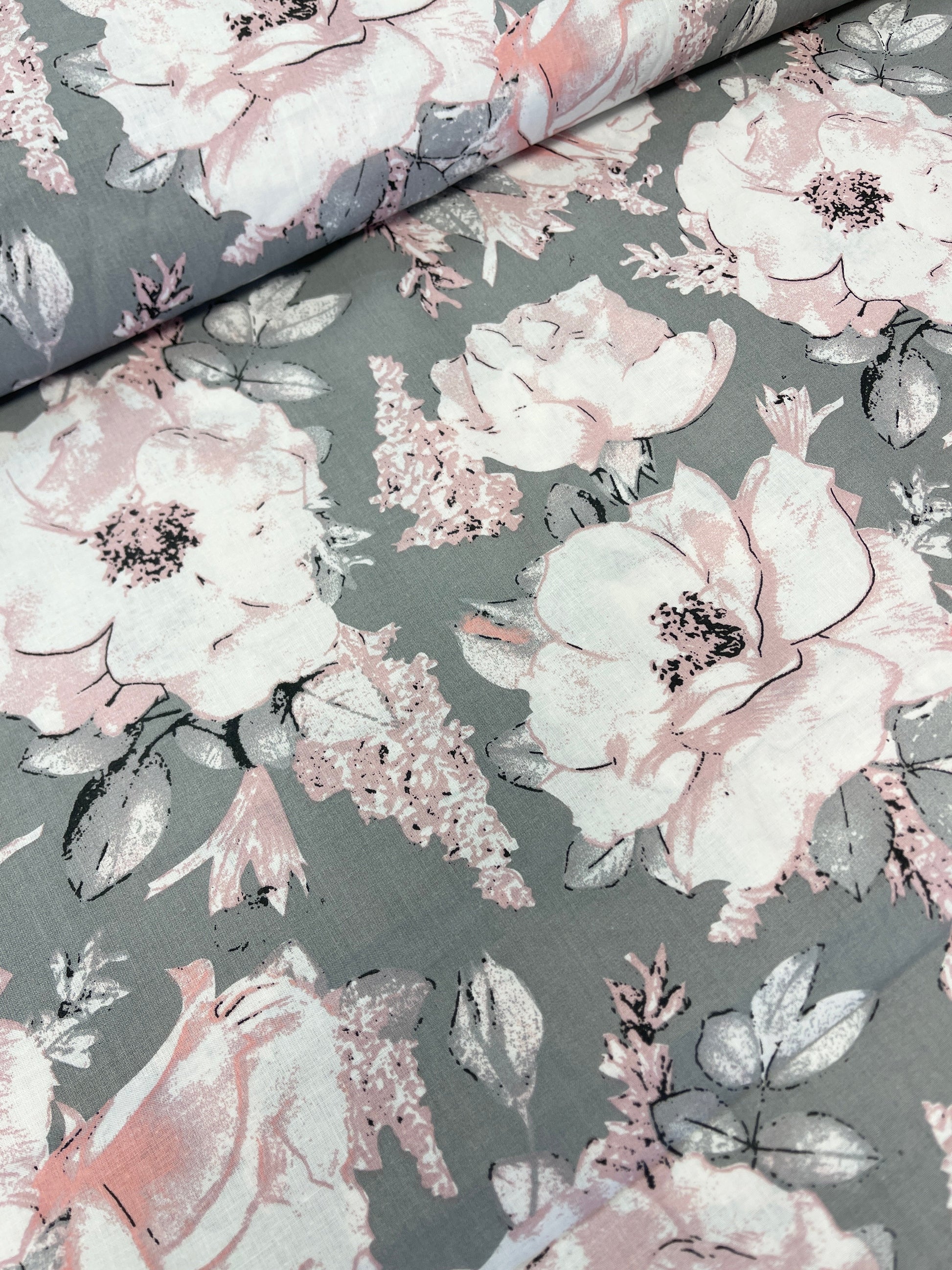 100% Kokvilnas audums - peonijas uz pelēka fona 125 g/m²