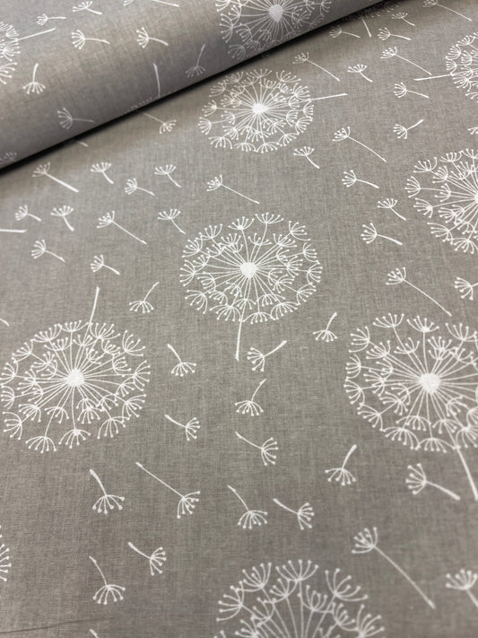 100% Kokvilnas audums - pieneņpūkas uz pelēka fona 125 g/m²