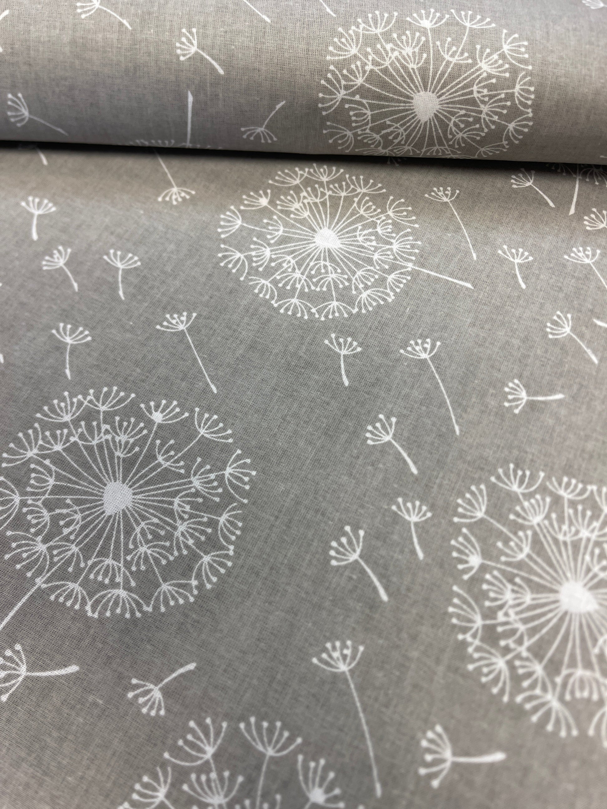 100% Kokvilnas audums - pieneņpūkas uz pelēka fona 125 g/m²