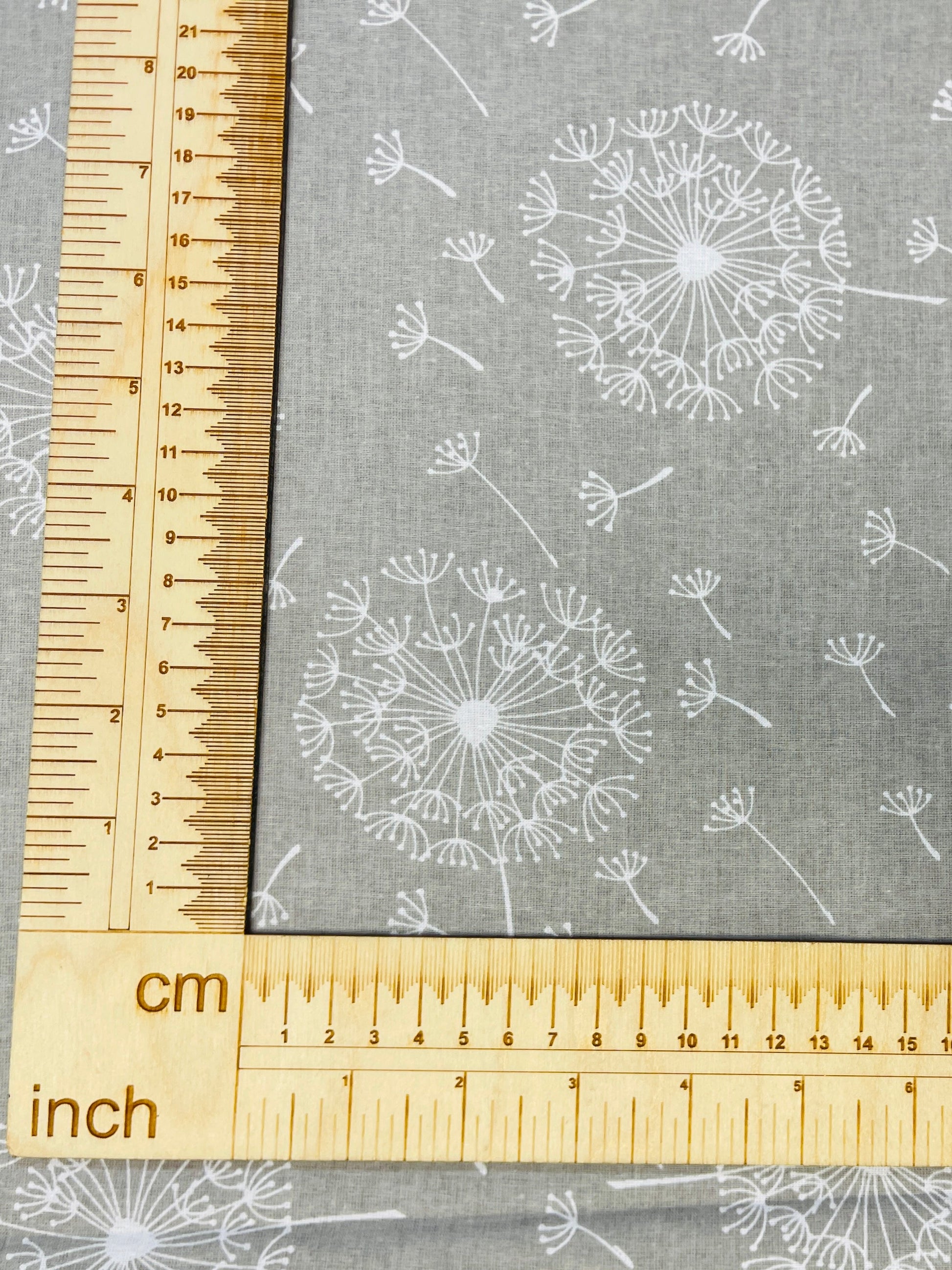 100% Kokvilnas audums - pieneņpūkas uz pelēka fona 125 g/m²