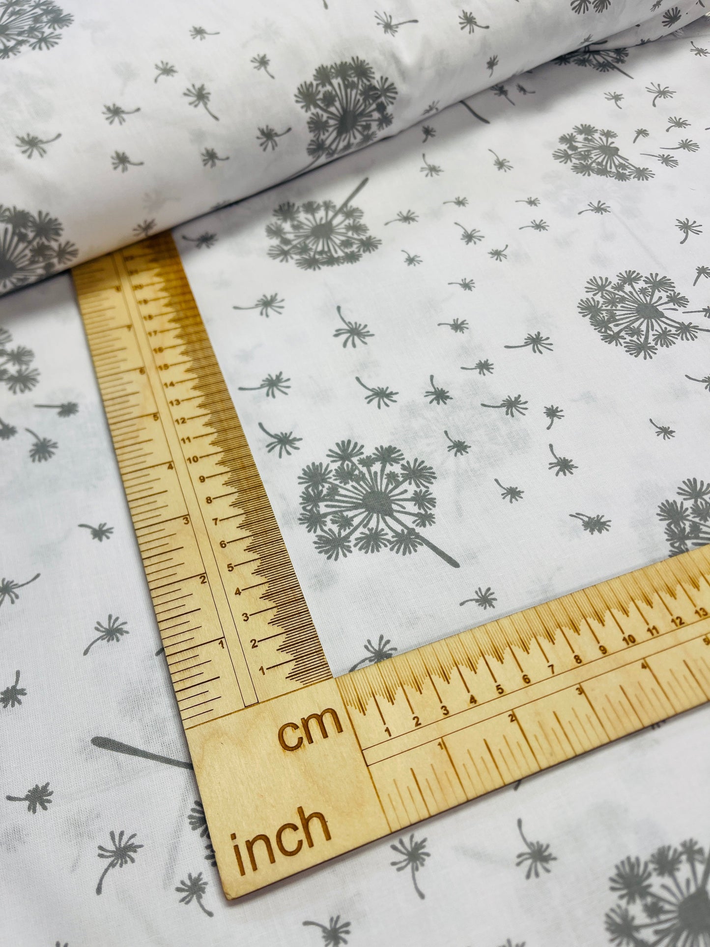 100% Kokvilnas audums - pieneņu pūkas uz balta fona 125 g/m²