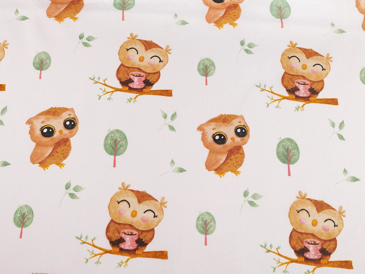 100% Kokvilnas audums - pūcītes uz pienbalta fona 125 g/m²