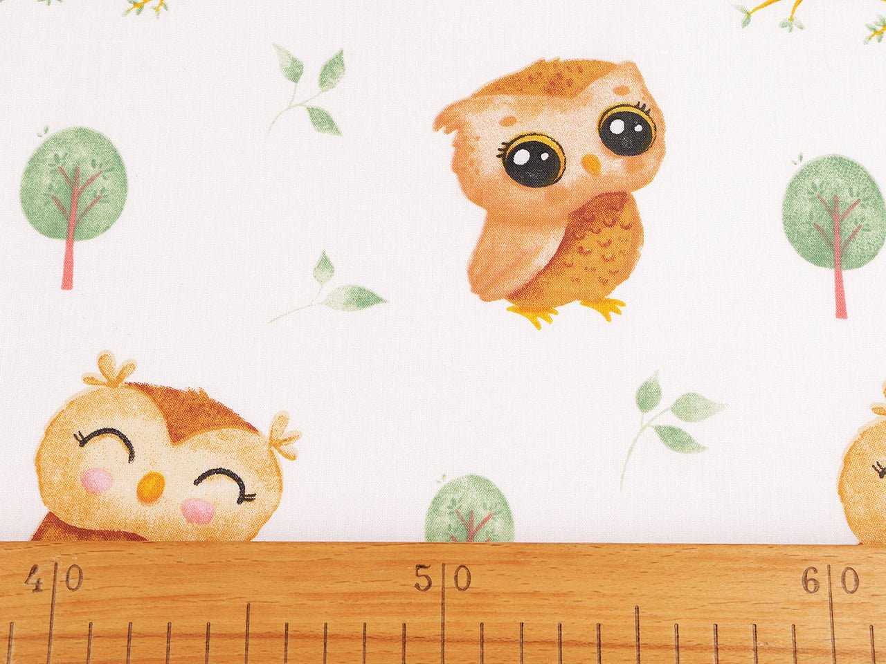 100% Kokvilnas audums - pūcītes uz pienbalta fona 125 g/m²