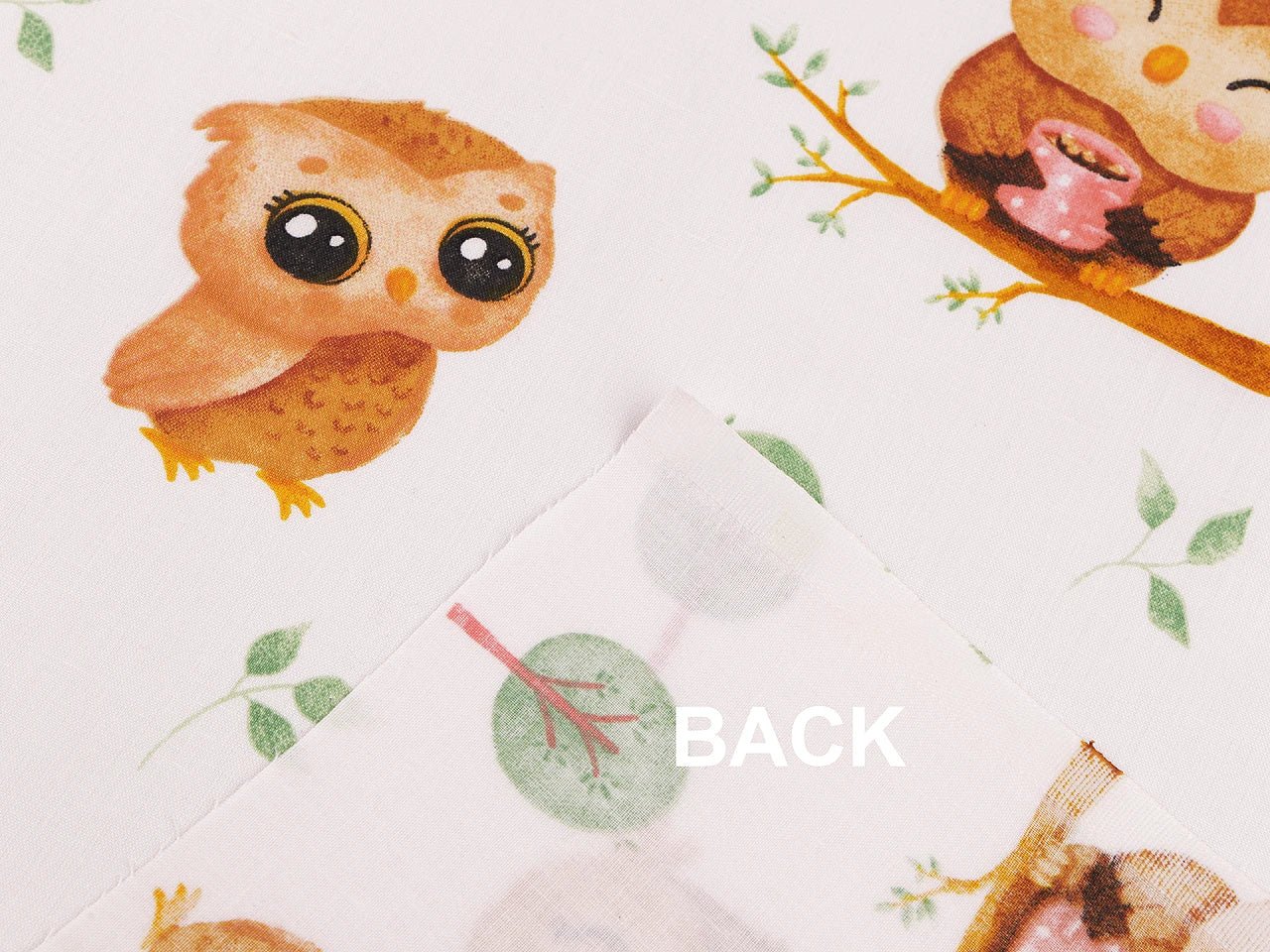 100% Kokvilnas audums - pūcītes uz pienbalta fona 125 g/m²