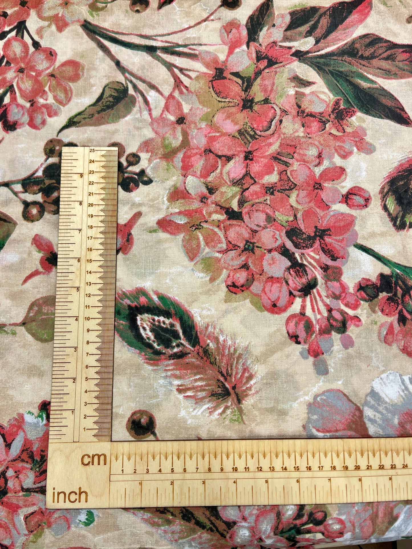 Attēls ar 100% Kokvilnas audums - puķu motīvs uz bēša 125 g/m² – pieejams Šarlotes audumi
