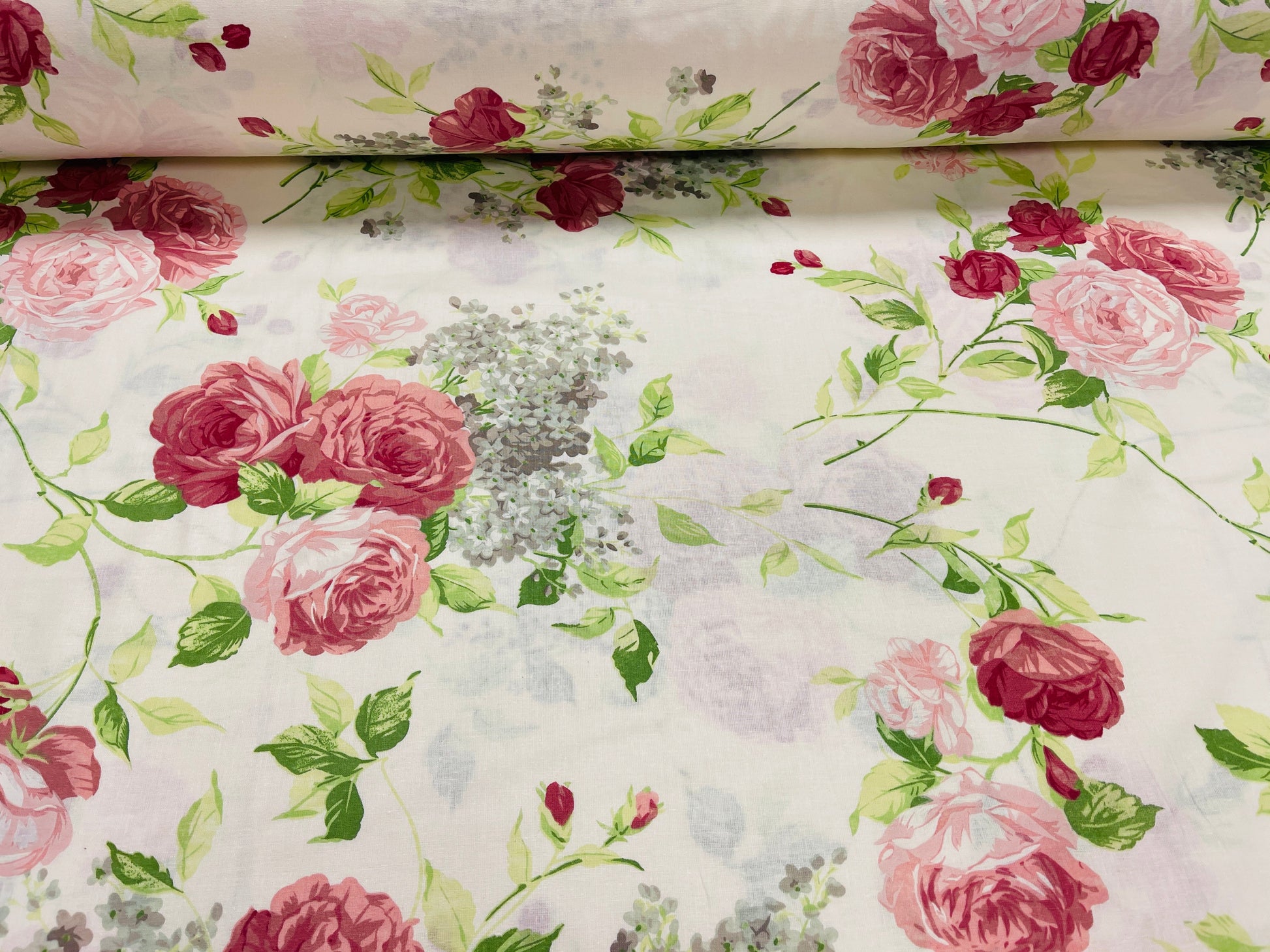 100% Kokvilnas audums - sārtās rozes 220cm 146 g/m²