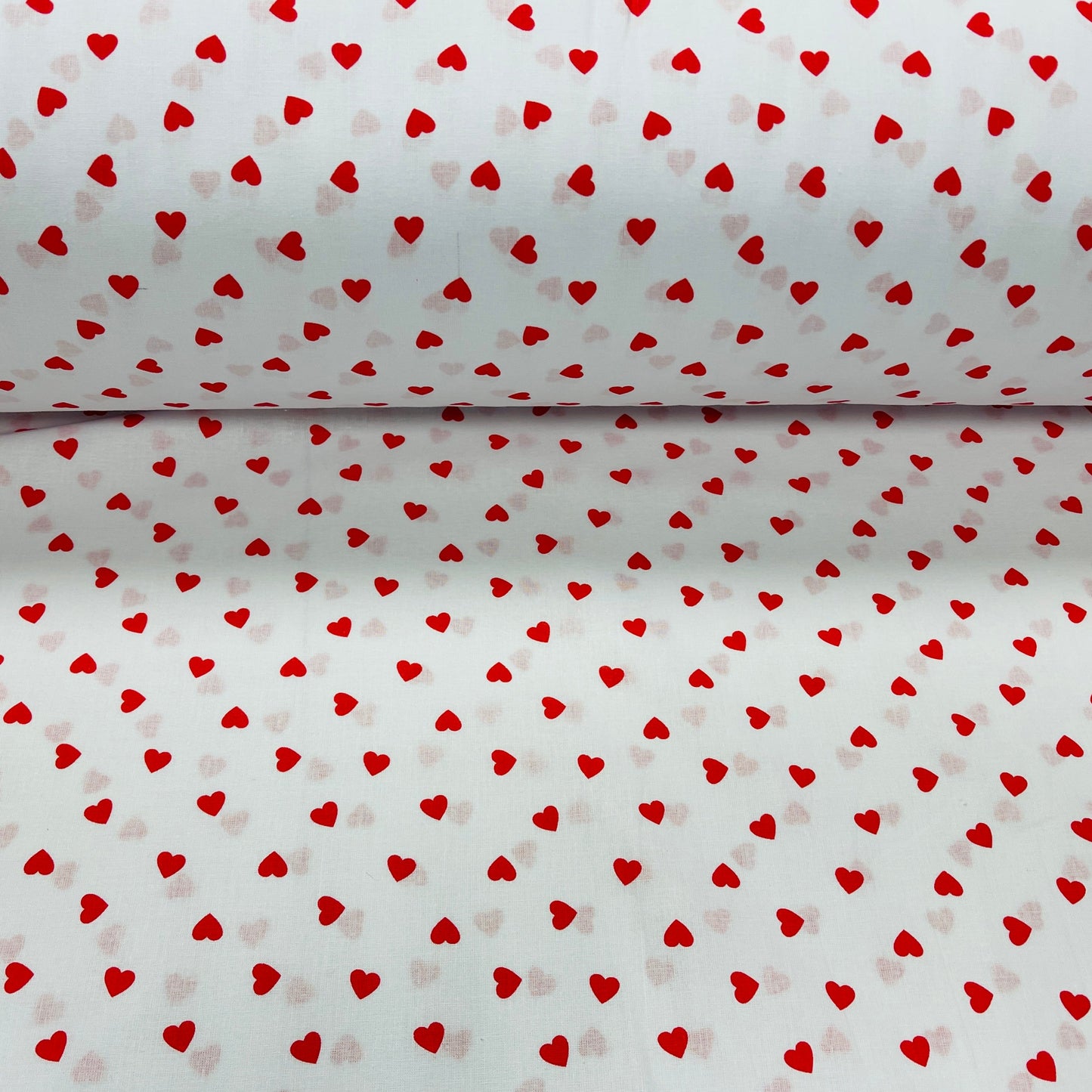 100% Kokvilnas audums - sirsniņas uz balta fona 125 g/m