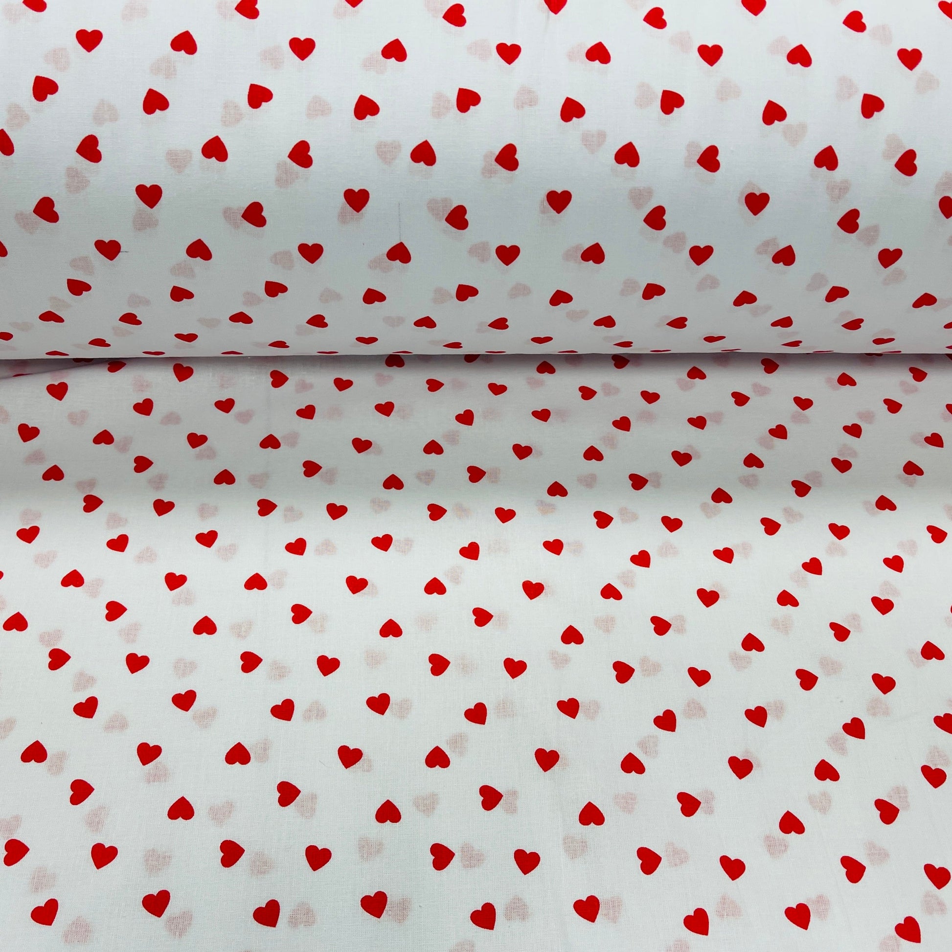 100% Kokvilnas audums - sirsniņas uz balta fona 125 g/m