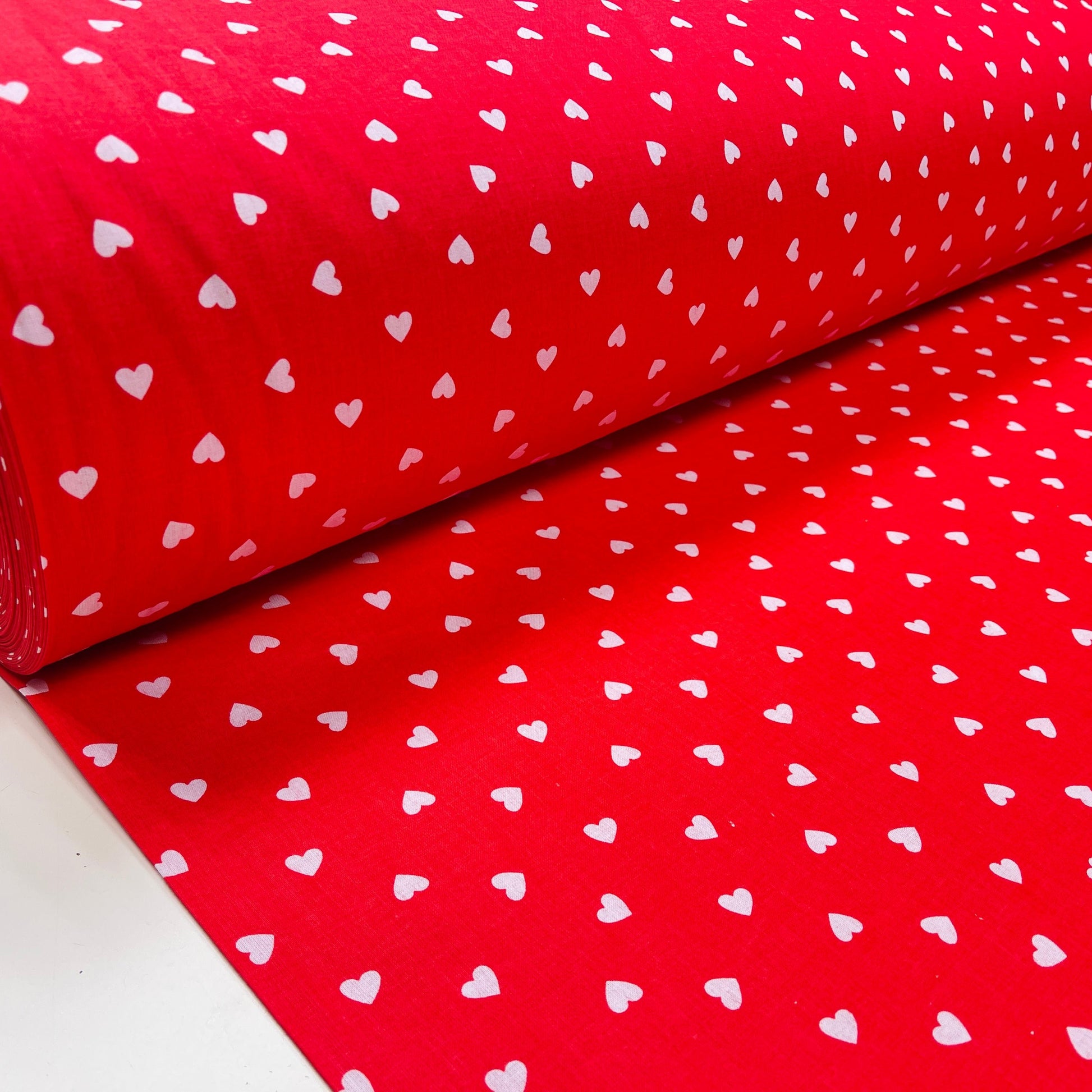 100% Kokvilnas audums - sirsniņas uz sarkana fona 125 g/m