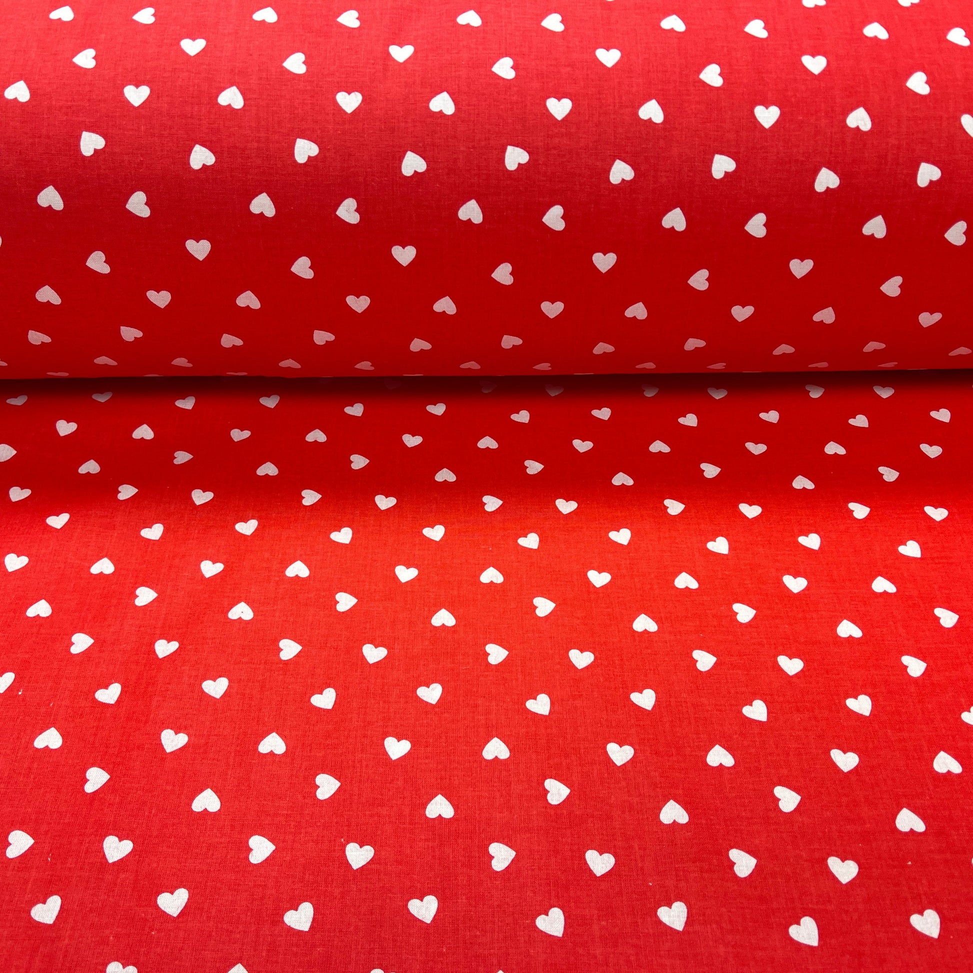 100% Kokvilnas audums - sirsniņas uz sarkana fona 125 g/m