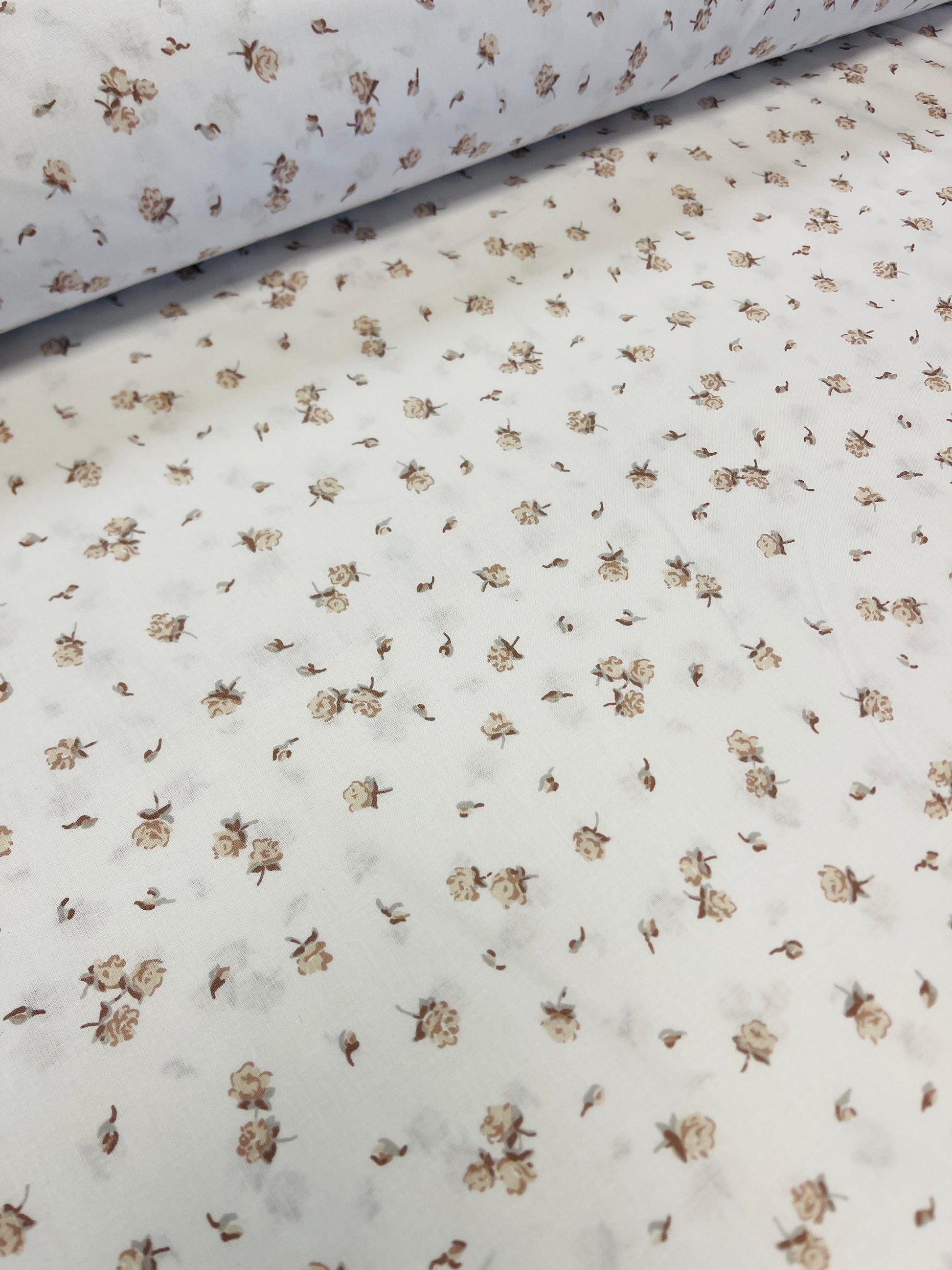 100% Kokvilnas audums - smalkas brūnas rozītes 125 g/m²