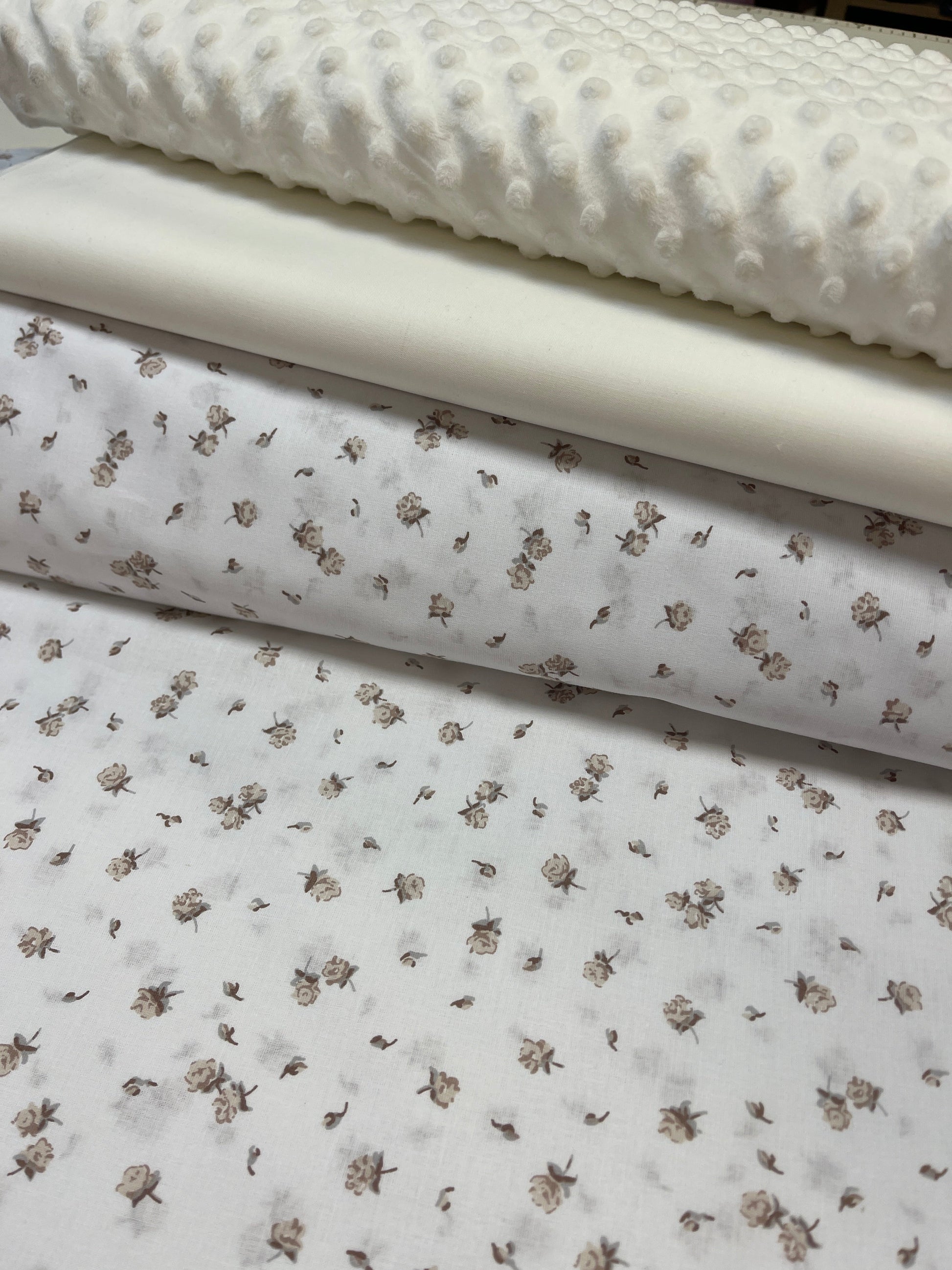 100% Kokvilnas audums - smalkas brūnas rozītes 125 g/m²