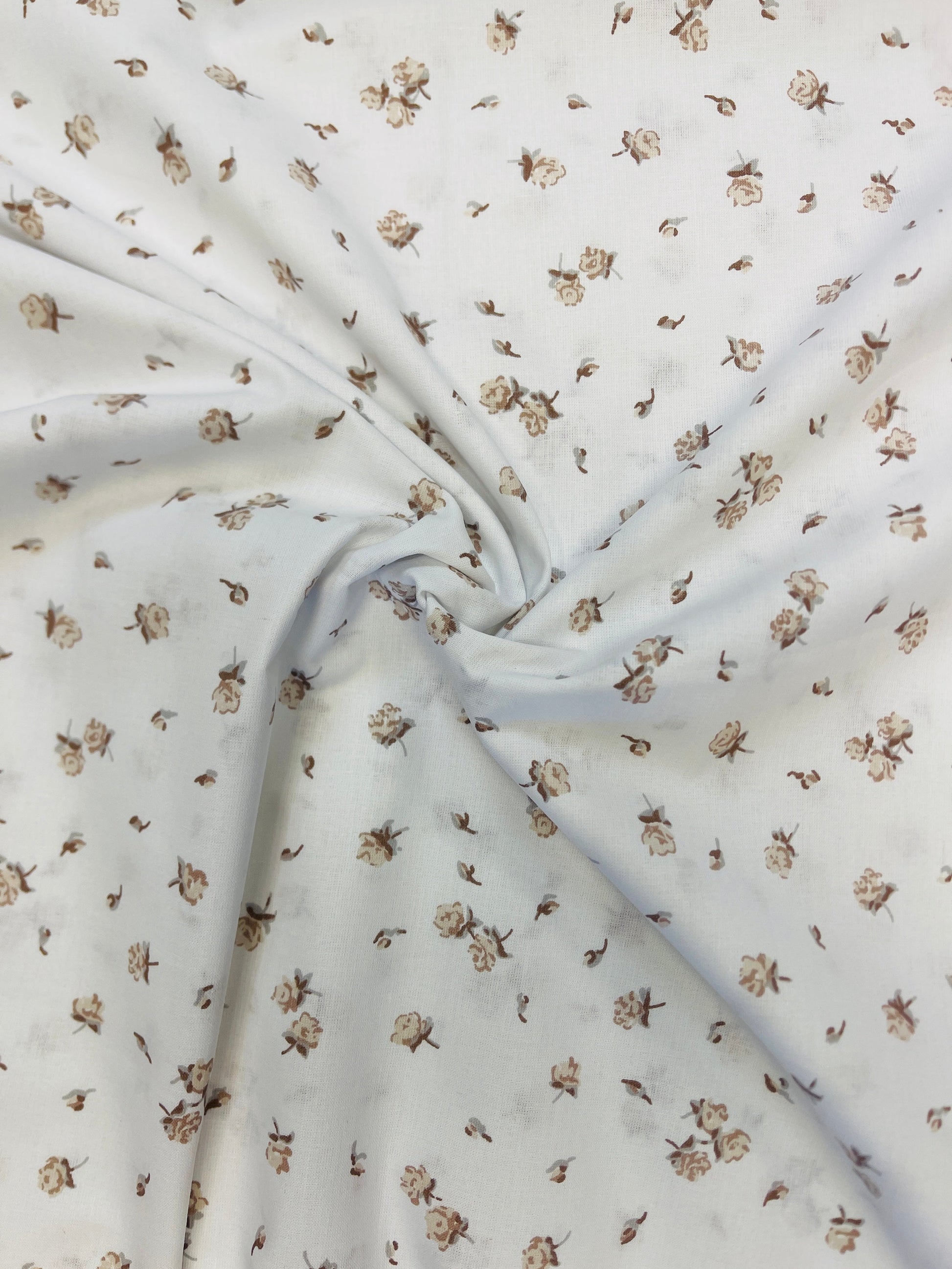 100% Kokvilnas audums - smalkas brūnas rozītes 125 g/m²