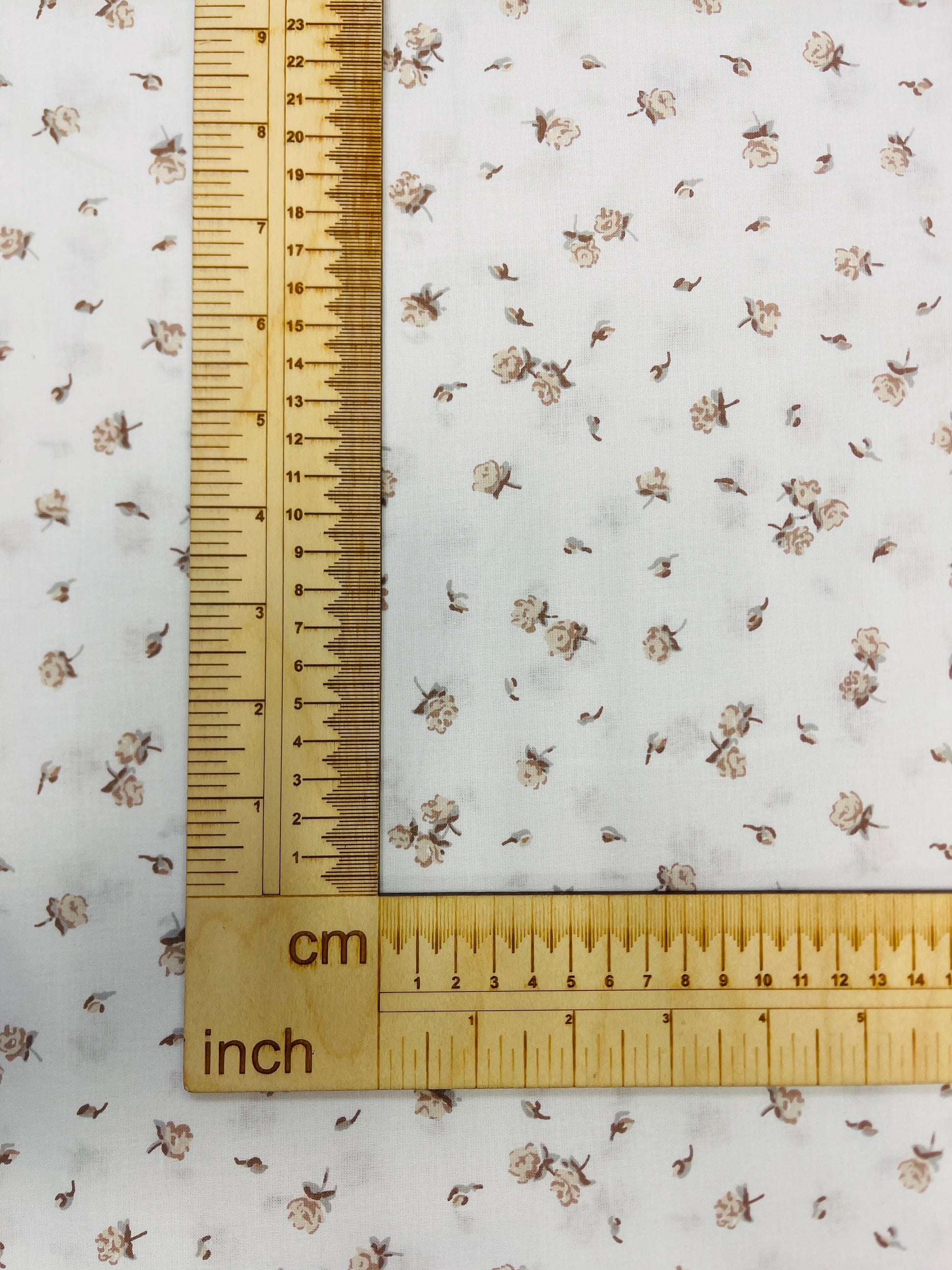 100% Kokvilnas audums - smalkas brūnas rozītes 125 g/m²