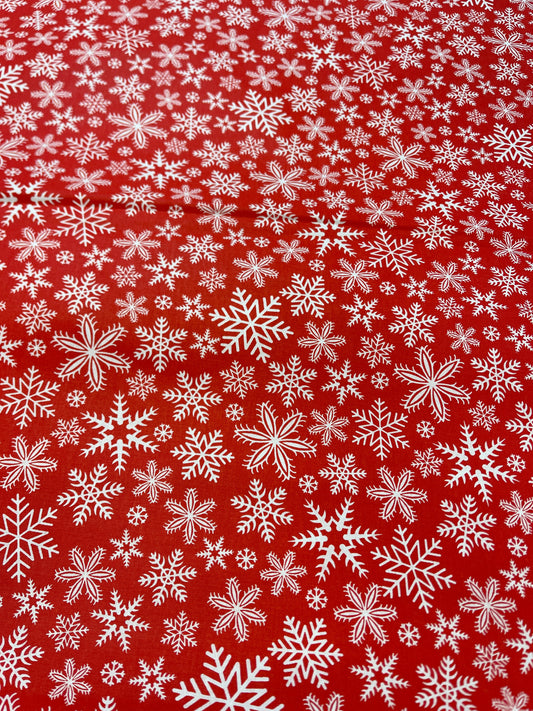 Attēls ar 100% Kokvilnas audums - sniegpārslas uz sarkana fona 125 g/m – pieejams Šarlotes audumi