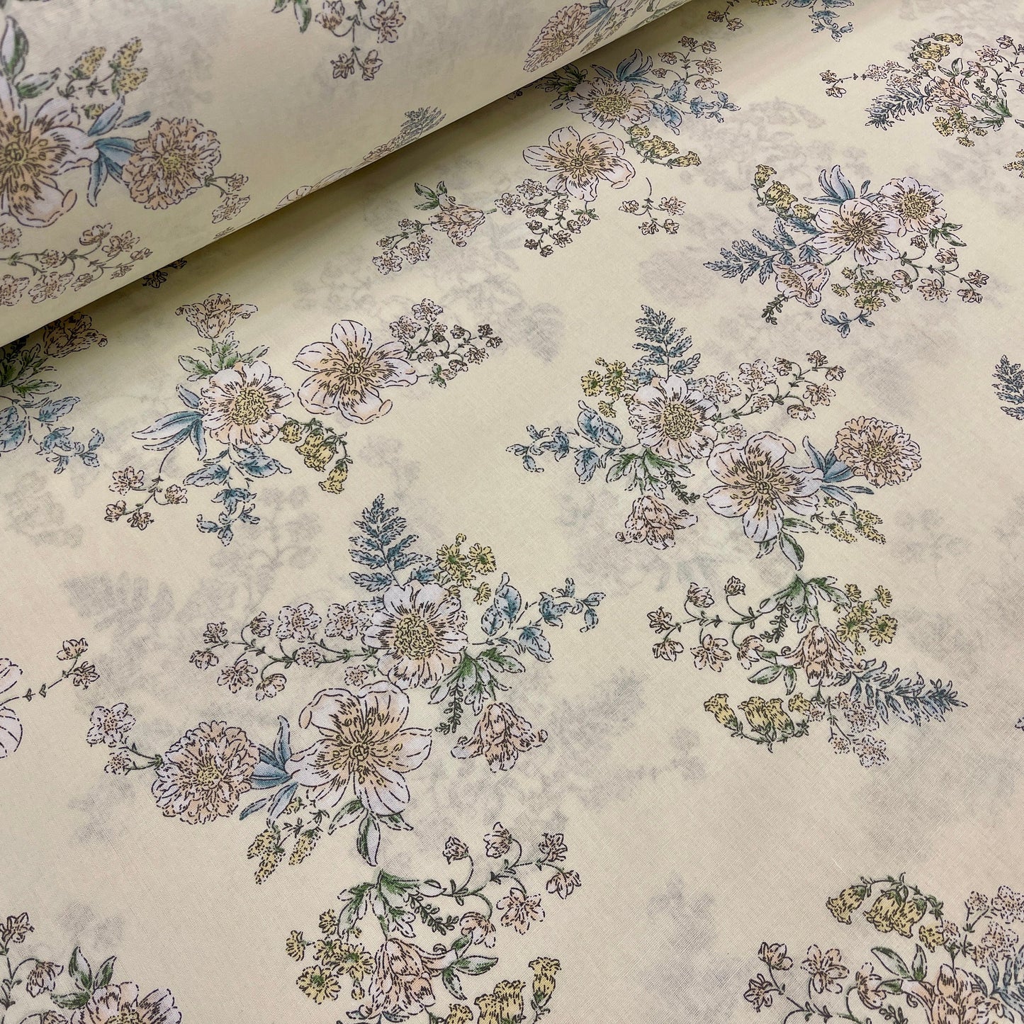 100% Kokvilnas audums - ziedi uz krēmīga fona fona 220 cm 146 g/m²