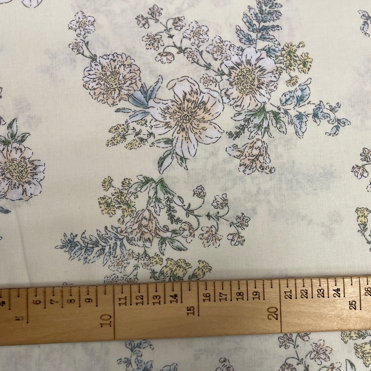 100% Kokvilnas audums - ziedi uz krēmīga fona fona 220 cm 146 g/m²