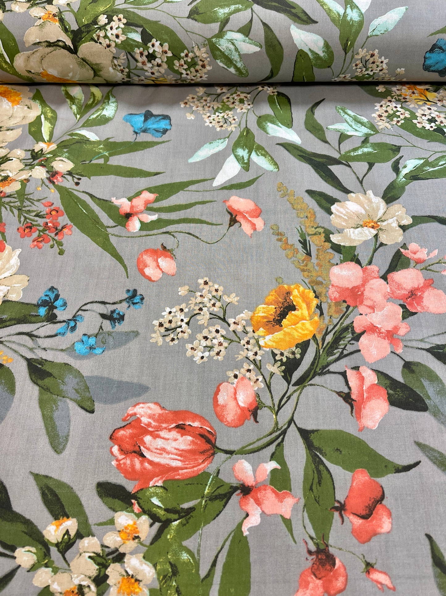 Image en tissu 100 % coton - fleurs sur fond gris 125 g/m² – disponible chez Šarlotes audumi