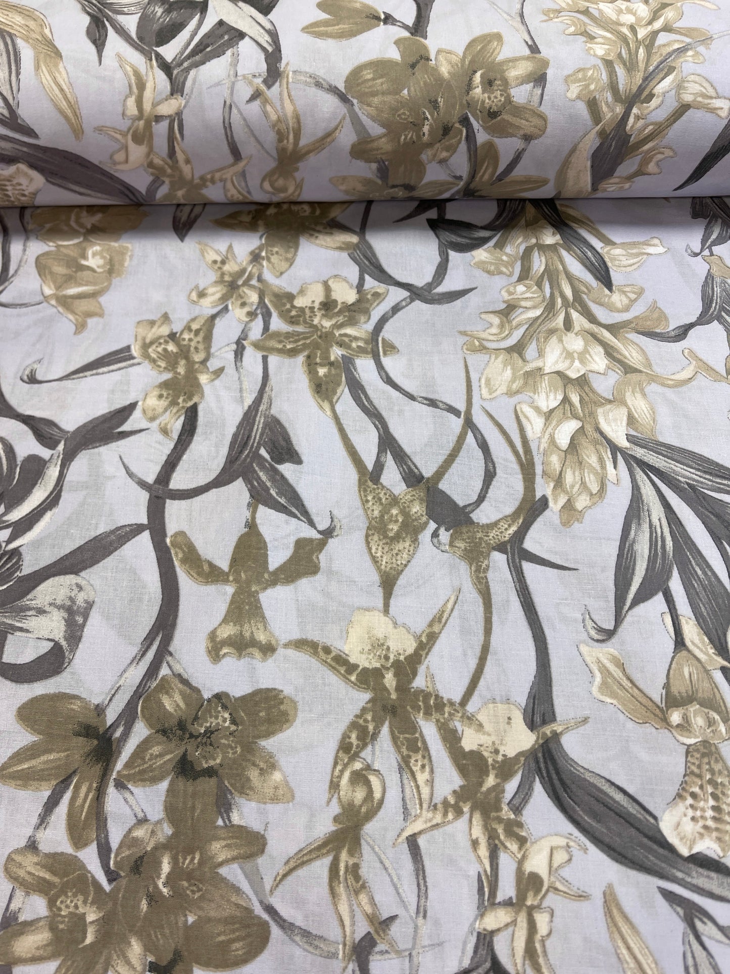100% Kokvilnas audums - ziedu motīvs pelēka 125 g/m²