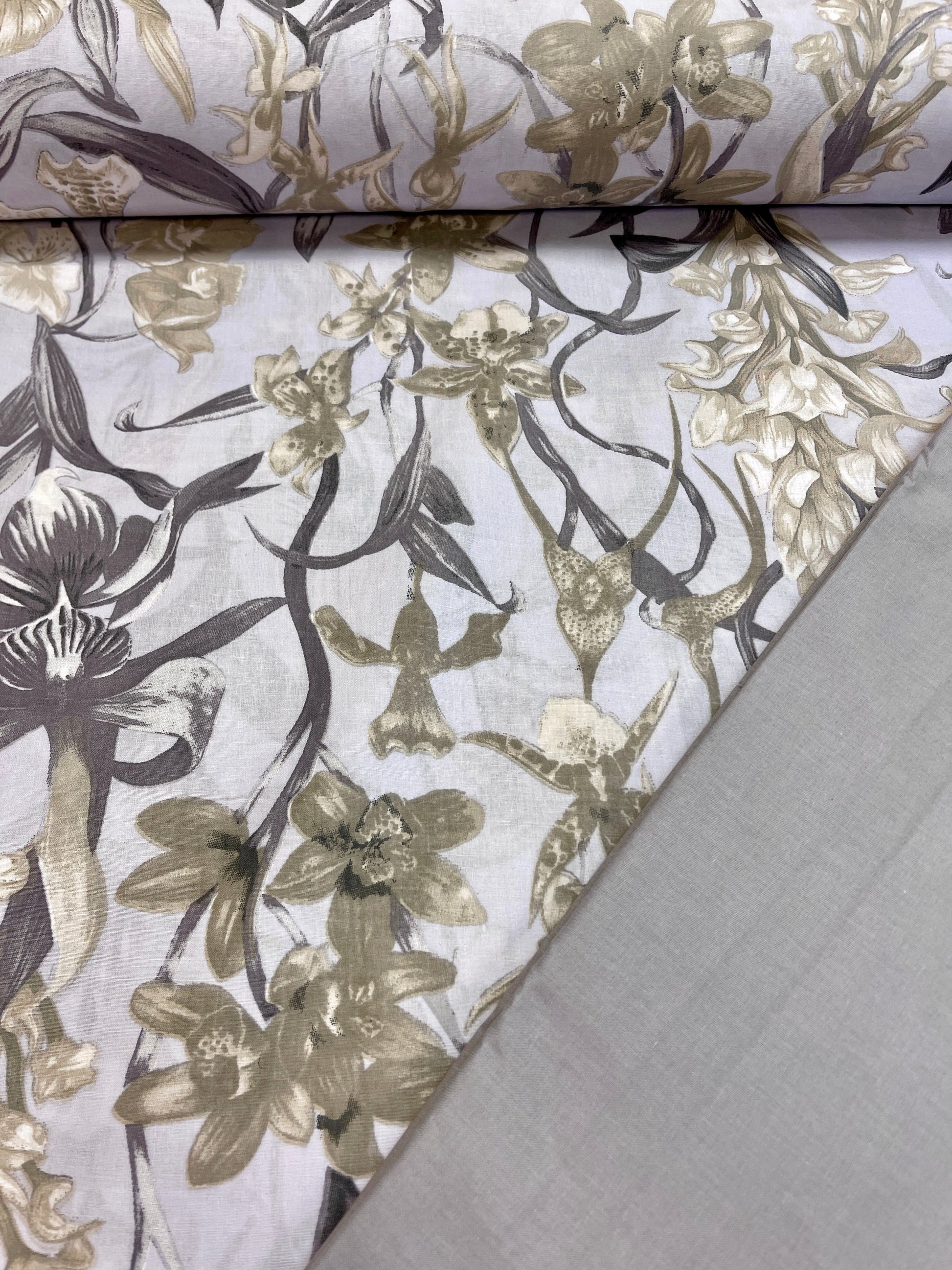 100% Kokvilnas audums - ziedu motīvs pelēka 125 g/m²