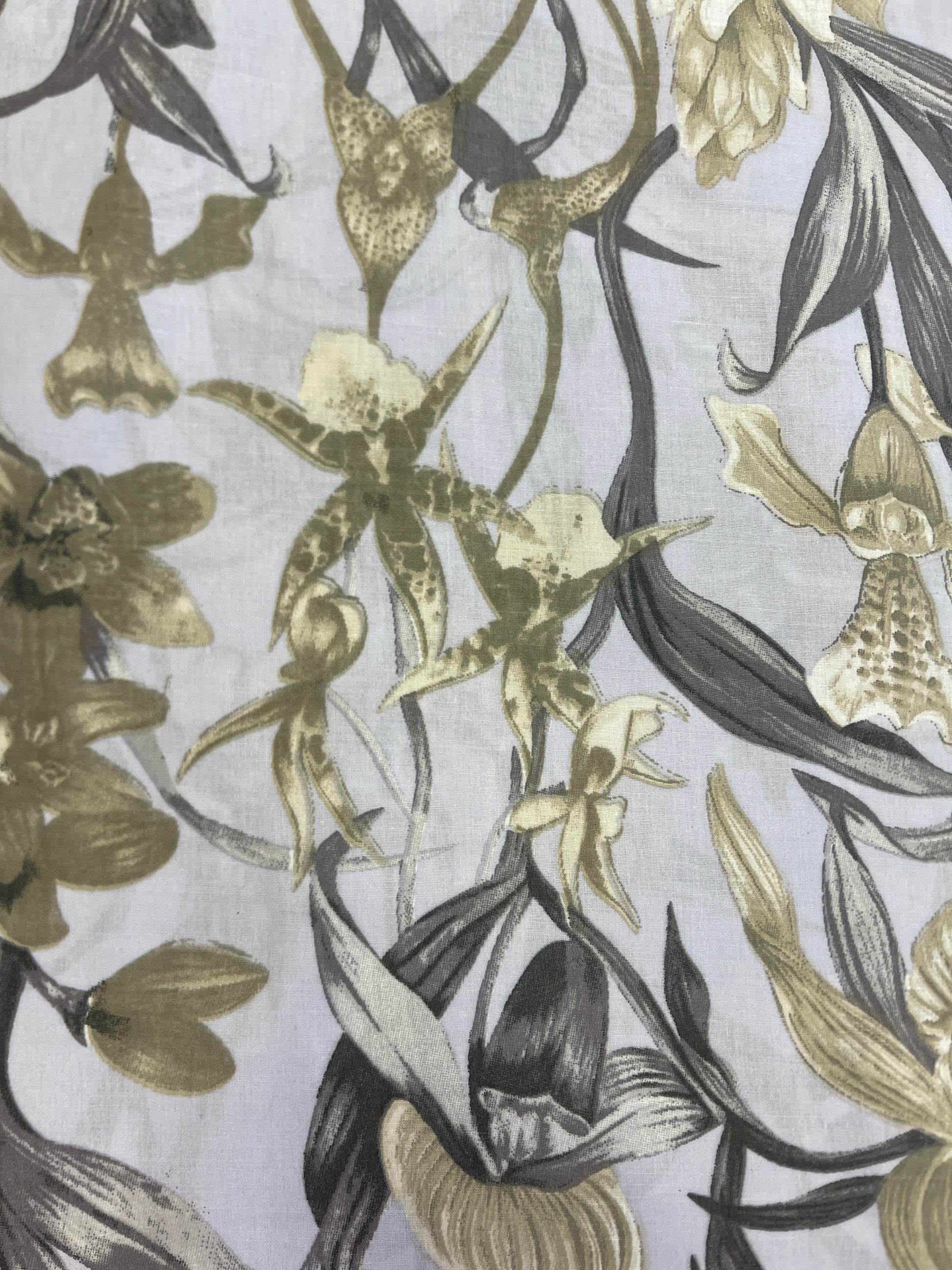 100% Kokvilnas audums - ziedu motīvs pelēka 125 g/m²