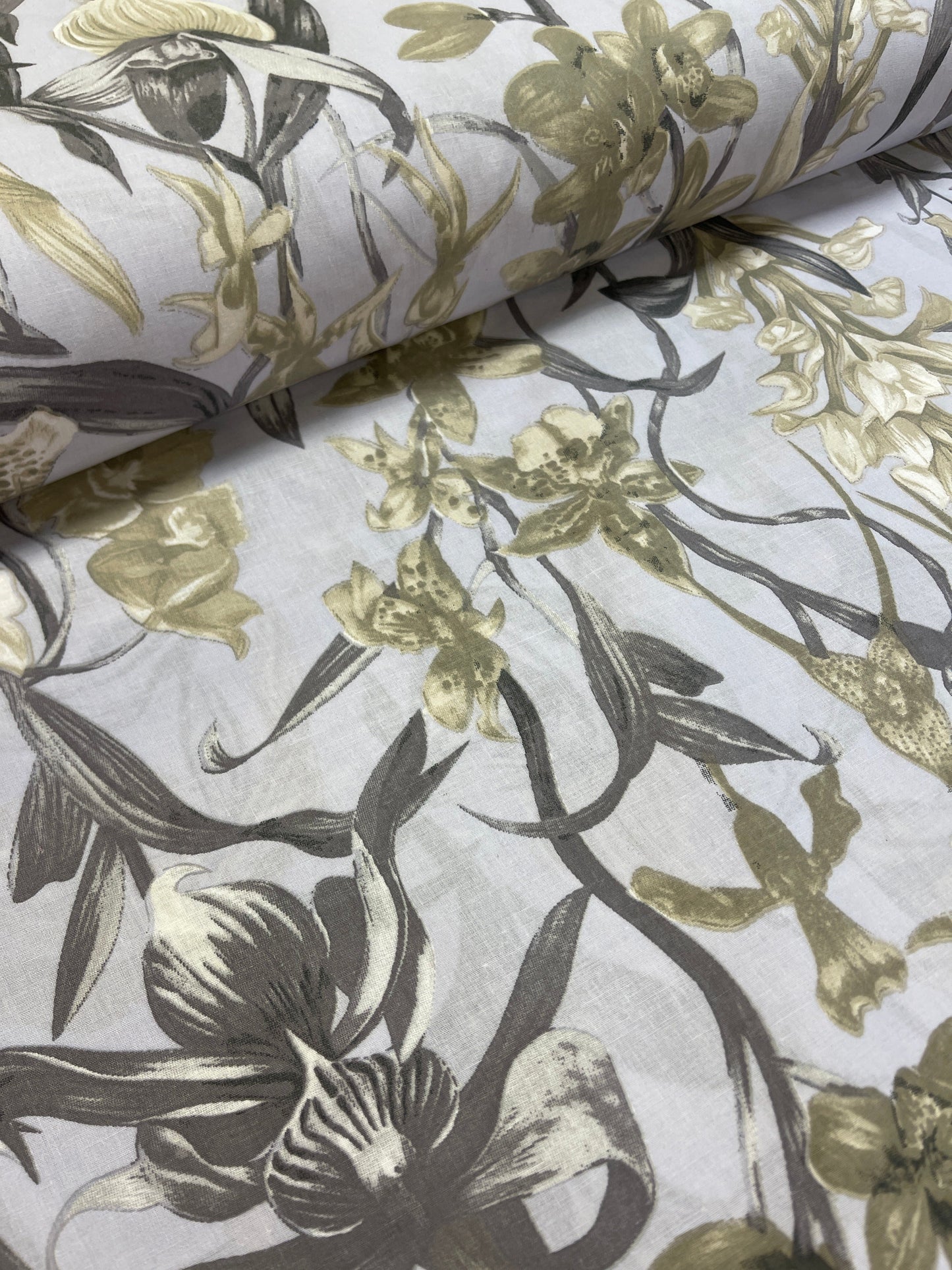 100% Kokvilnas audums - ziedu motīvs pelēka 125 g/m²