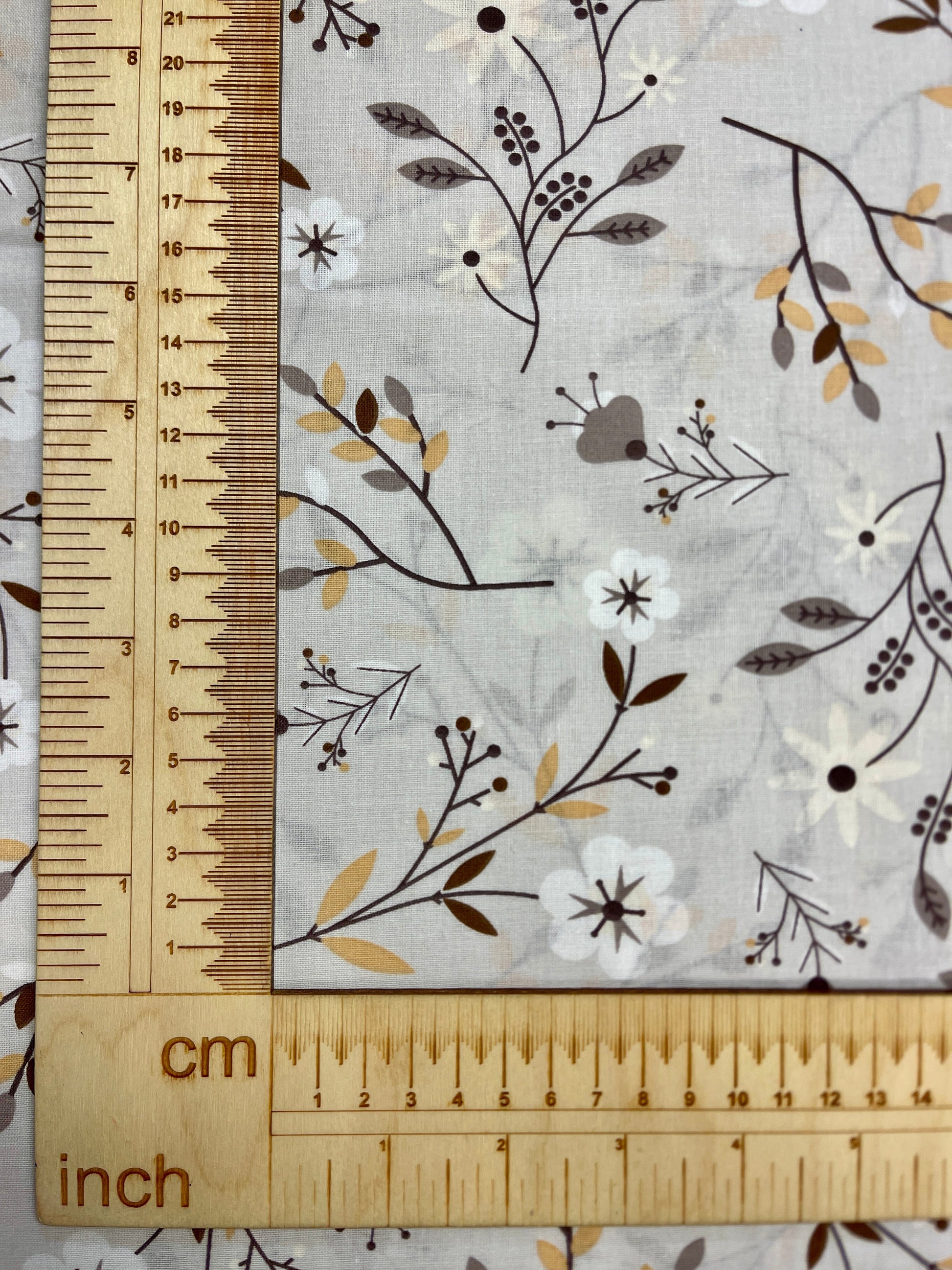 100% Kokvilnas audums - ziedu un lapu motīvs pelēka 125 g/m²